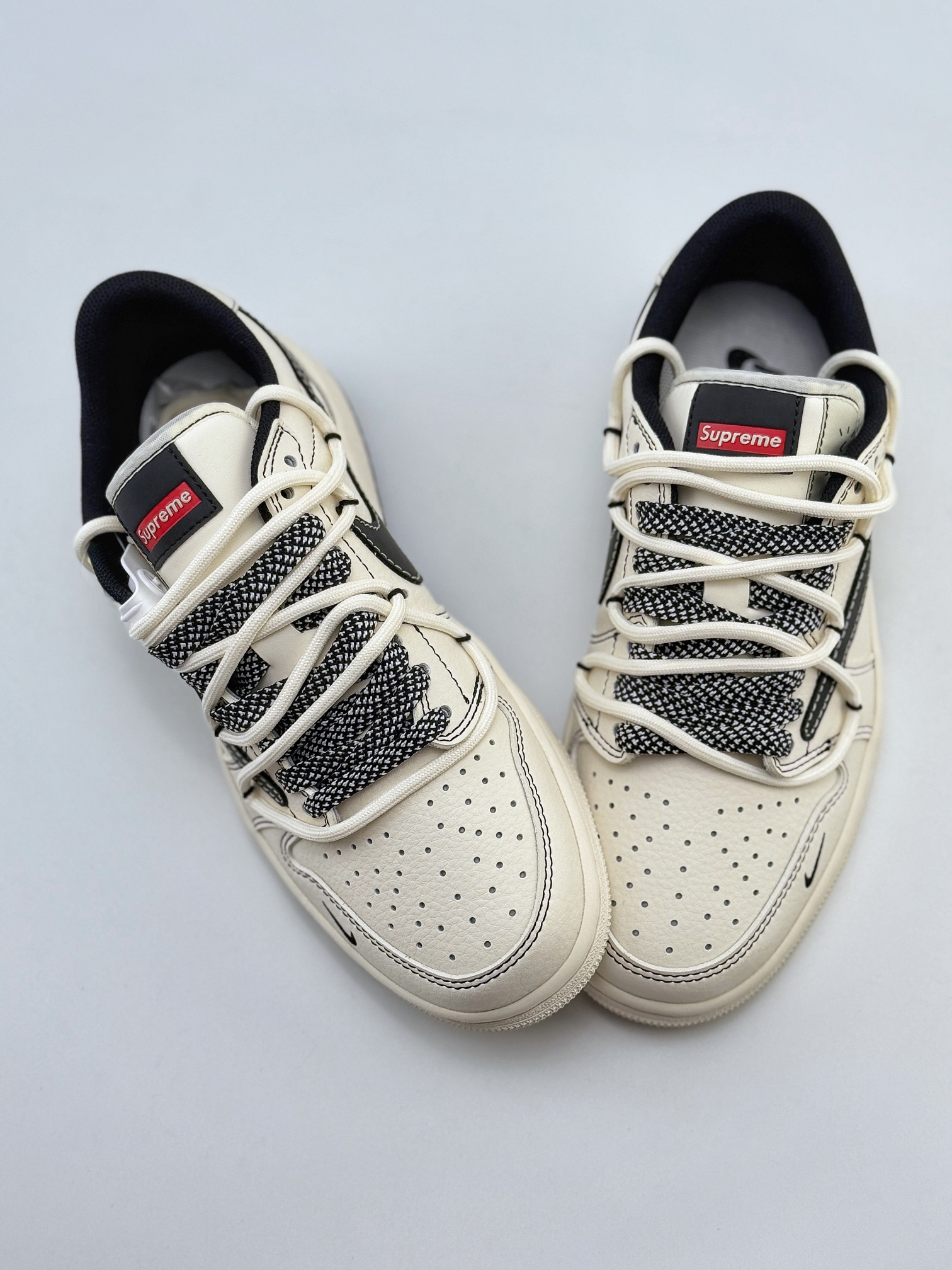 Travis Scott x Nike Air Jordan 1 Low x Supreme Air Jordan 1 Low 反转米黑缝线满天星绑带倒钩 SJ0086-134