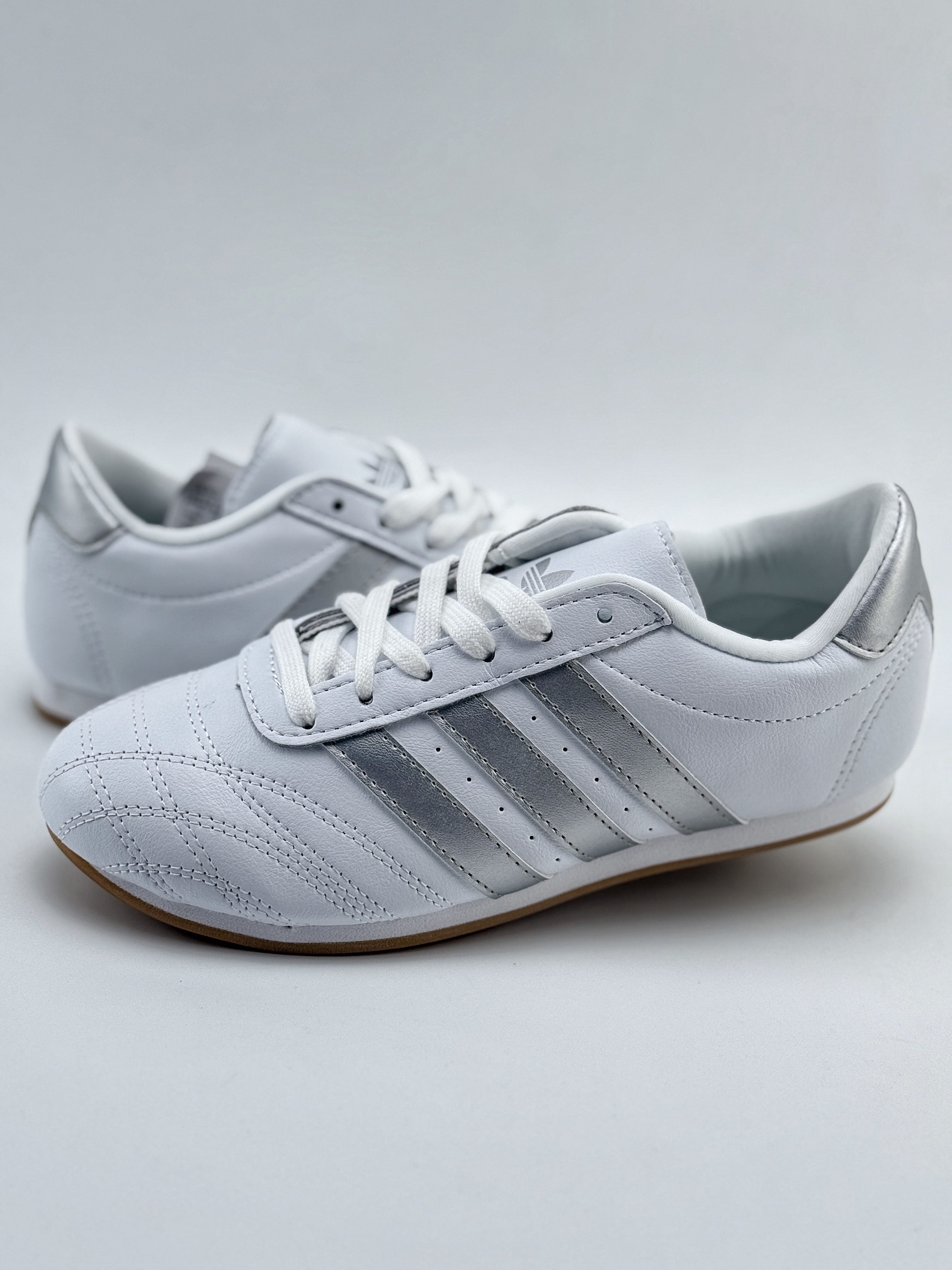 CX专供 毒版公司货 【AD】 adidas Originals TAEKWONDO 百搭单品 跆拳道薄底鞋 皮质鞋面，柔软高级 搭配经典3D鞋头缝线设计一脚蹬设计穿脱自如 低平橡胶外底助你扎实踩地从容迈步 为小众运动注入现代年轻化审美 鲜明黑白，复古极简 从专业赛场到时尚前沿 开启多元运动美学新篇章 𝙏𝘼𝙀𝙆𝙒𝙊𝙉𝘿𝙊 演绎穿搭的“绝佳利器”深受武术历史影响的简约套入式设计 力求致敬00年代初的风尚 货号：JS1192GJ 尺码：36 36.5 37 38 38.5 39 40 40.5 41 42 42.5 43 44 45