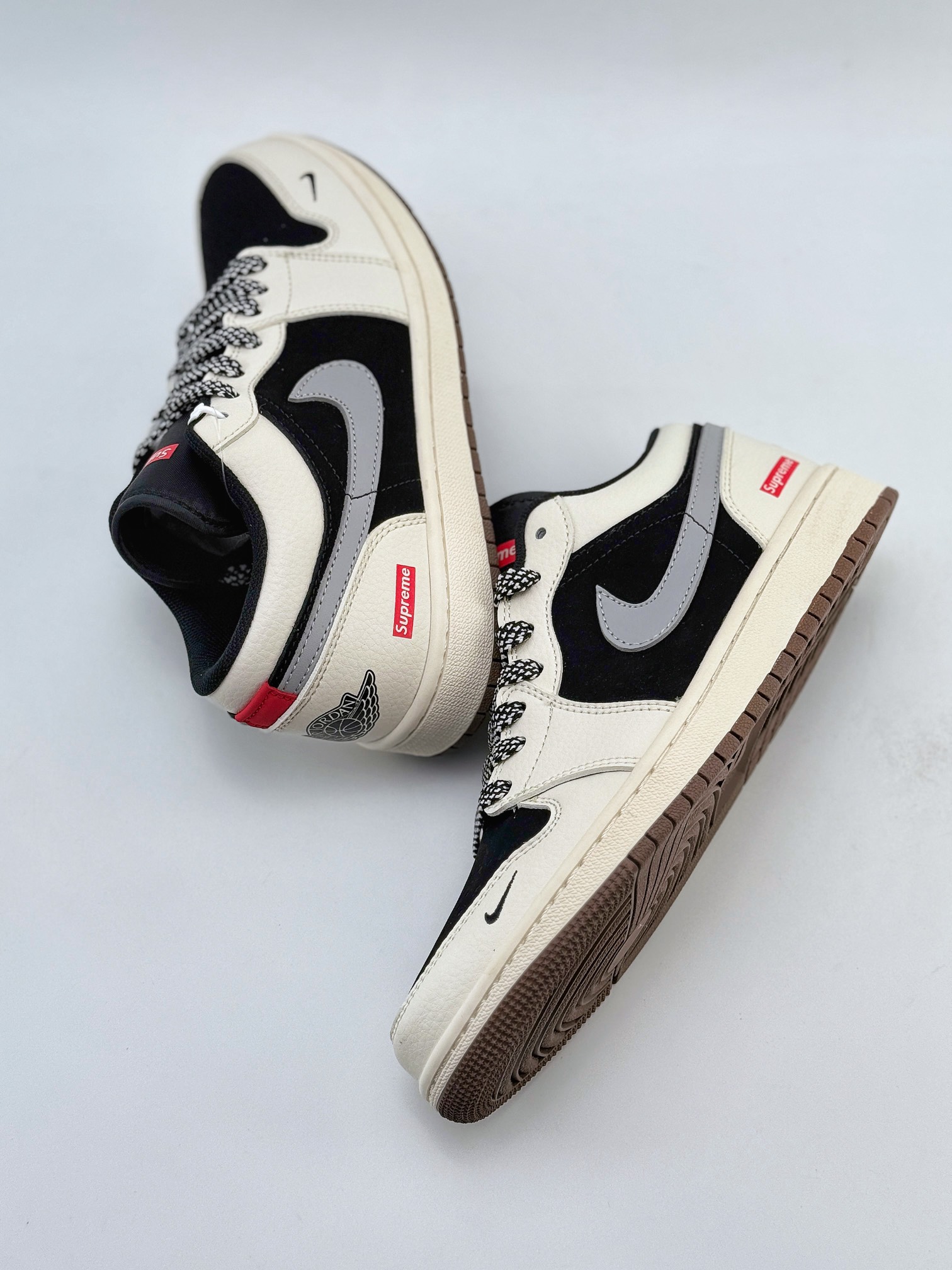 Air Jordan 1 Retro Low x Supreme 白黑小钩满天星  XX2401-001