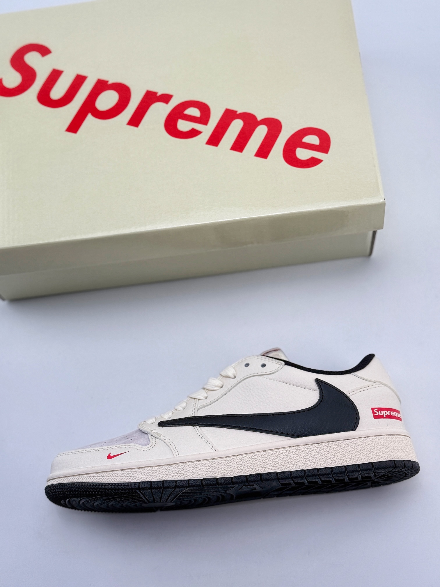 Travis Scott x Nike Air Jordan 1 Low x Supreme Air Jordan 1 Low 反转米黑红小钩倒钩  LJ5188-023