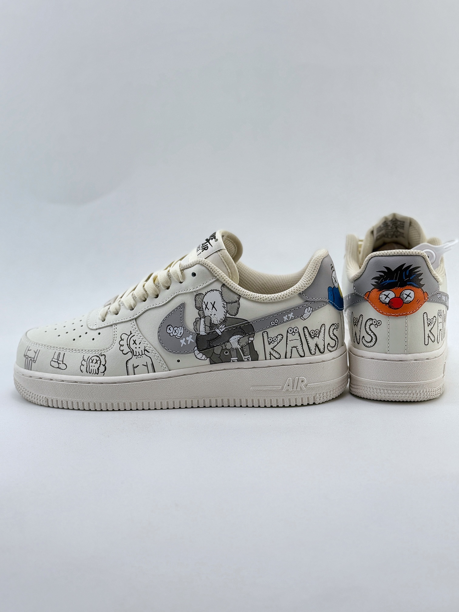 Nike Air Force 1 Low 07 x KAWS 米灰涂鸦  CW2288-999