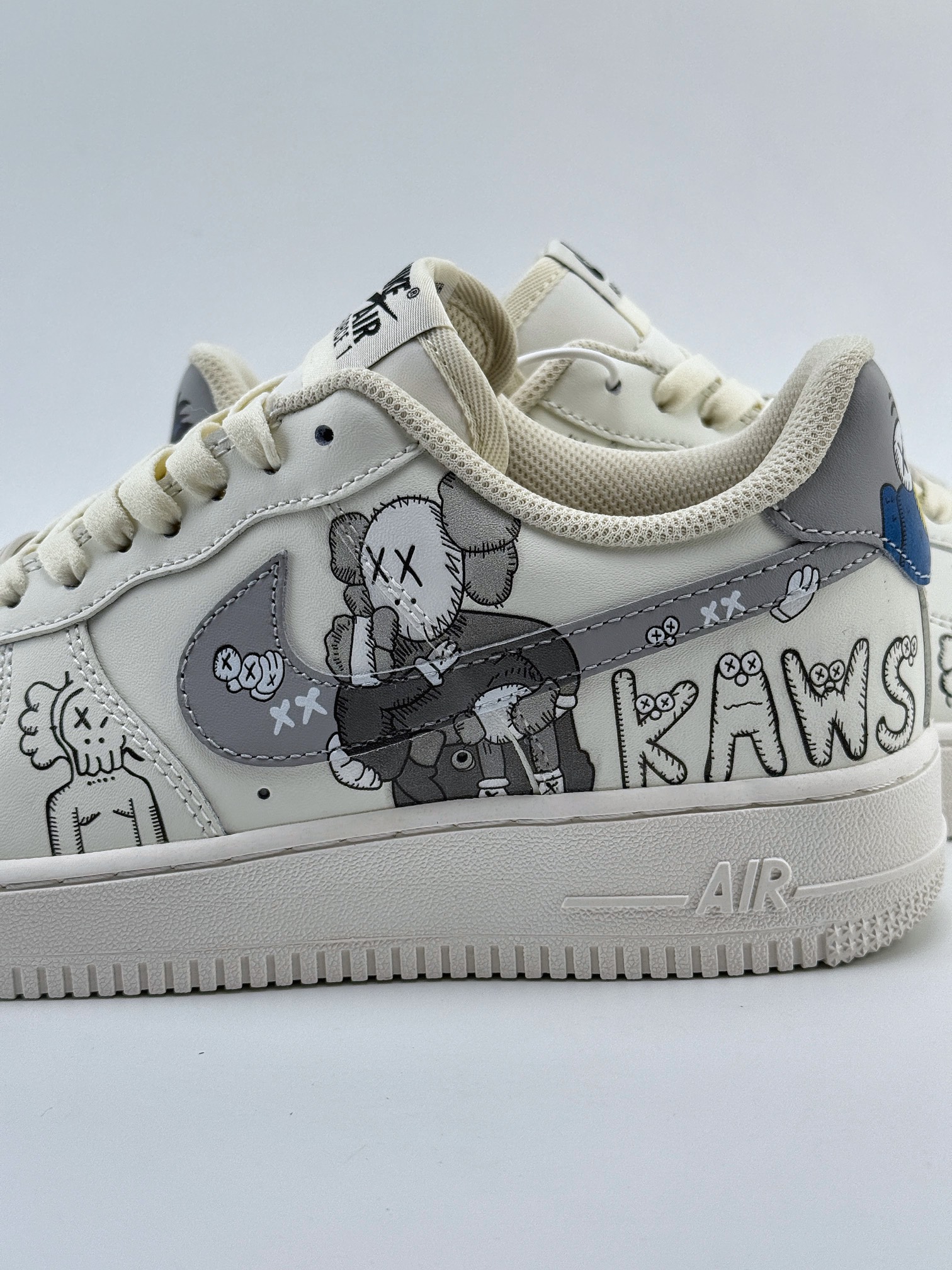 Nike Air Force 1 Low 07 x KAWS 米灰涂鸦  CW2288-999