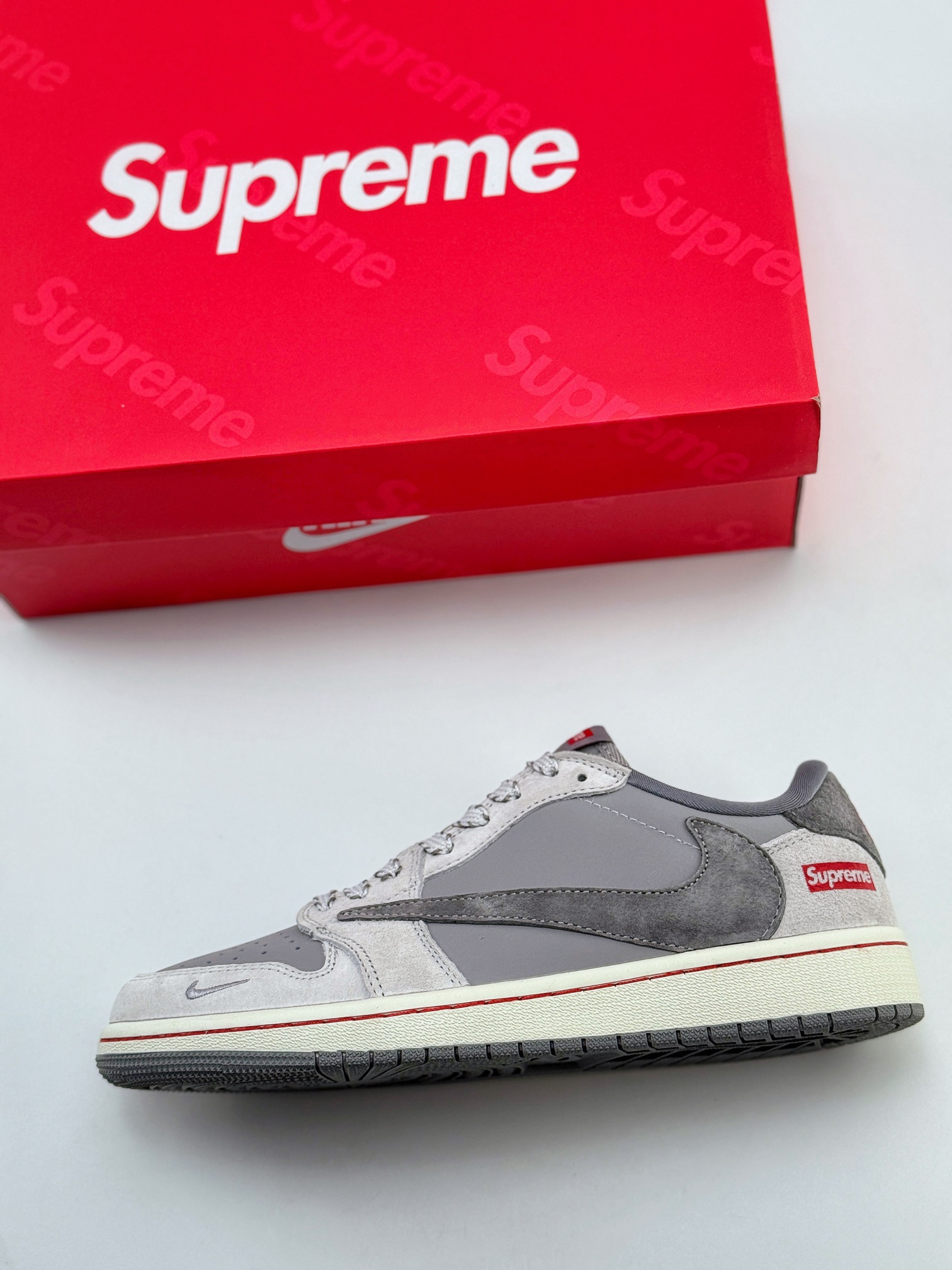 Travis Scott x Nike Air Jordan 1 Low x Supreme Air Jordan 1 Low 反转灰红小标满天星倒钩  JH6089-005