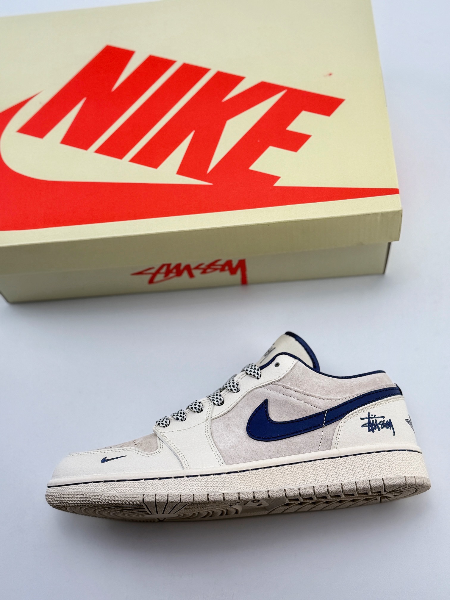 Air Jordan 1 Retro Low x Stussy 米蓝小钩满天星  XX2402-002