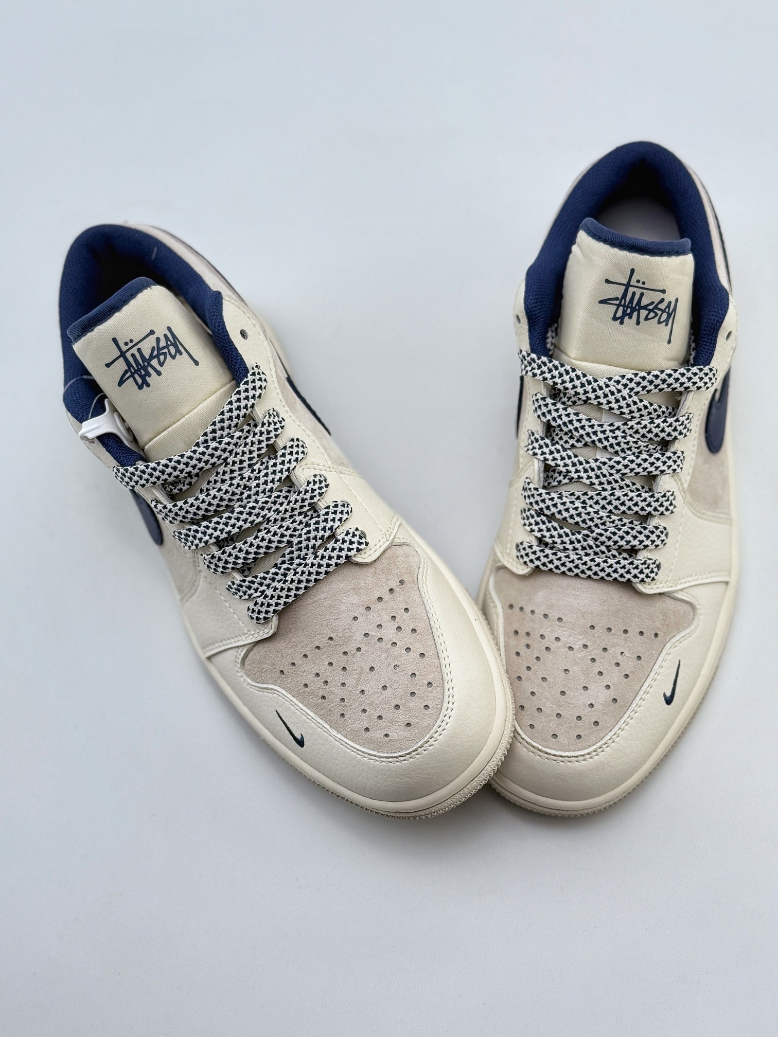 Air Jordan 1 Retro Low x Stussy 米蓝小钩满天星  XX2402-002