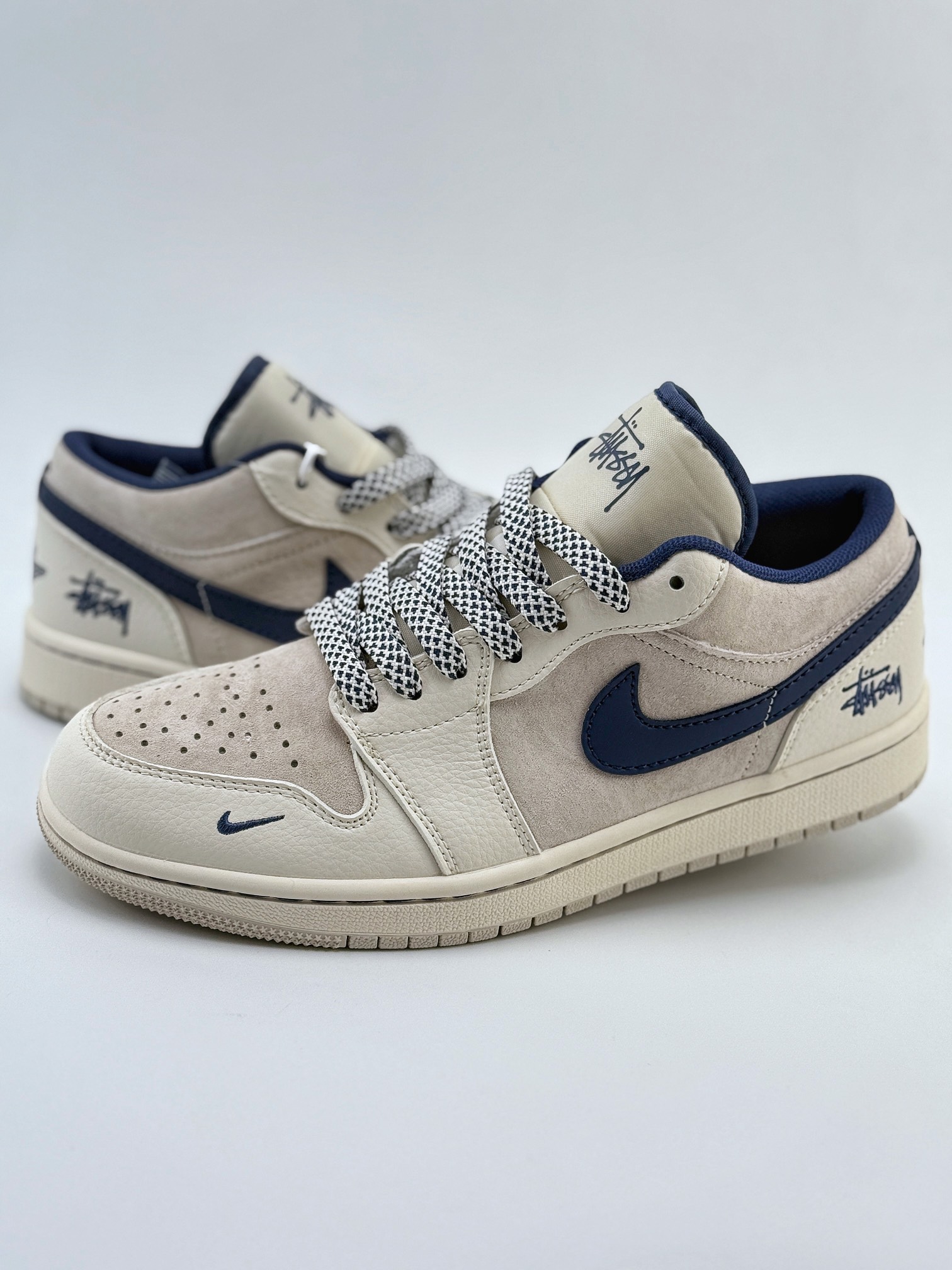 Air Jordan 1 Retro Low x Stussy 米蓝小钩满天星  XX2402-002