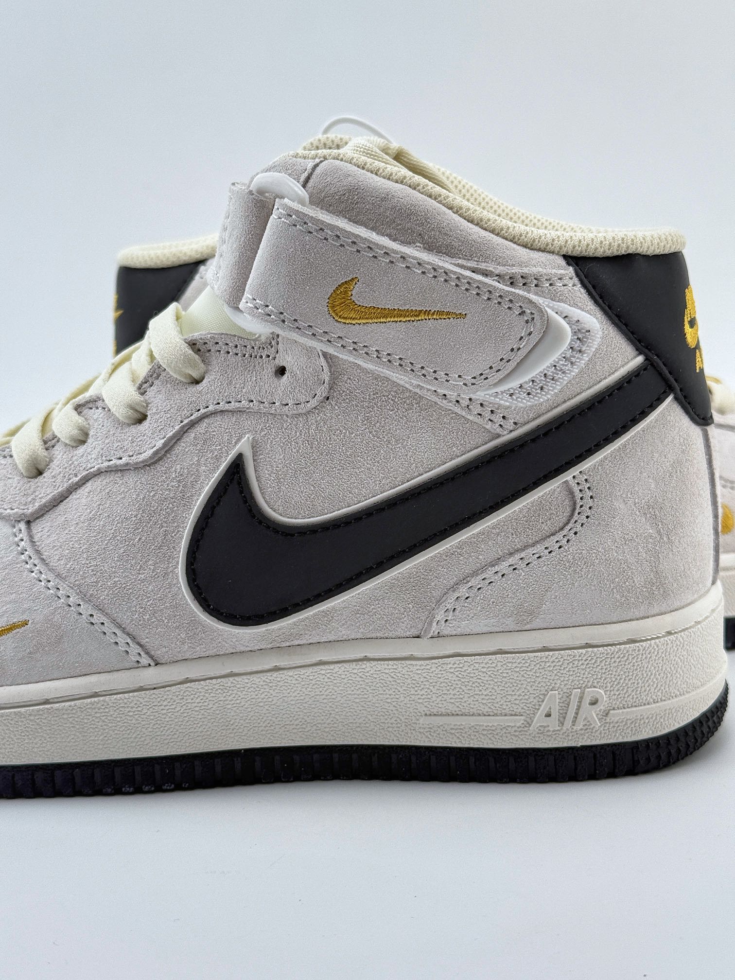 Nike Air Force 1 Mid 07 白灰黑 刺绣小金钩  KG3031-011