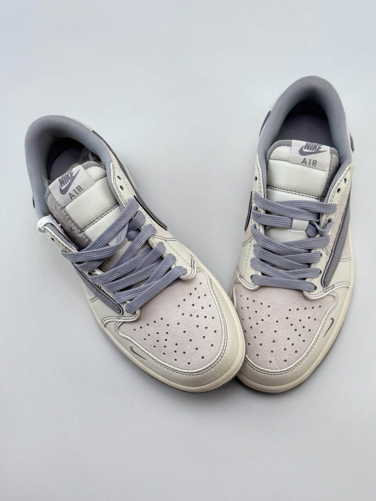 Travis Scott x Nike Air Jordan 1 Low x Supreme Air Jordan 1 Low 反转白灰小钩倒钩  XZ2268-003