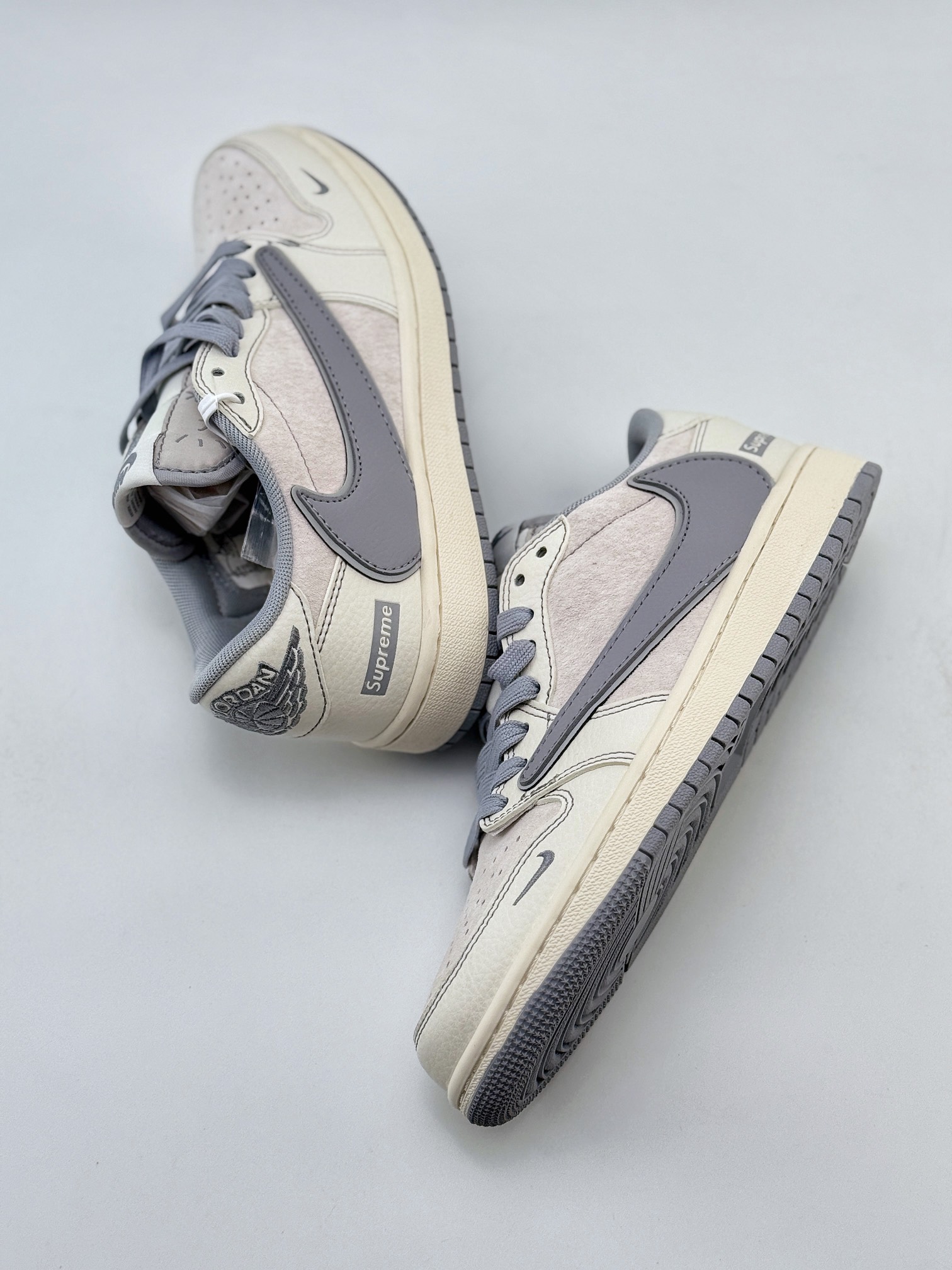 Travis Scott x Nike Air Jordan 1 Low x Supreme Air Jordan 1 Low 反转白灰小钩倒钩  XZ2268-003