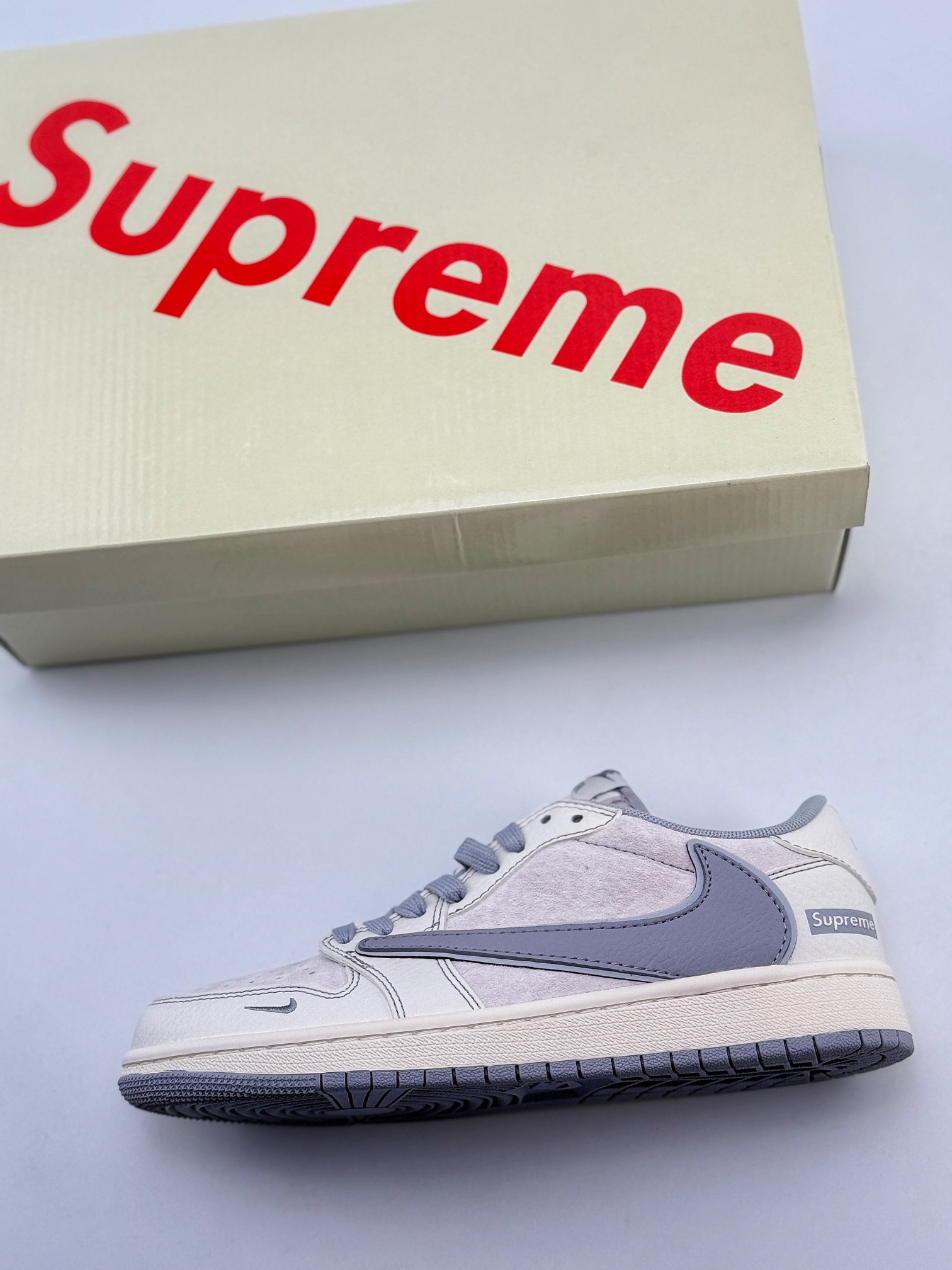 Travis Scott x Nike Air Jordan 1 Low x Supreme Air Jordan 1 Low 反转白灰小钩倒钩  XZ2268-003