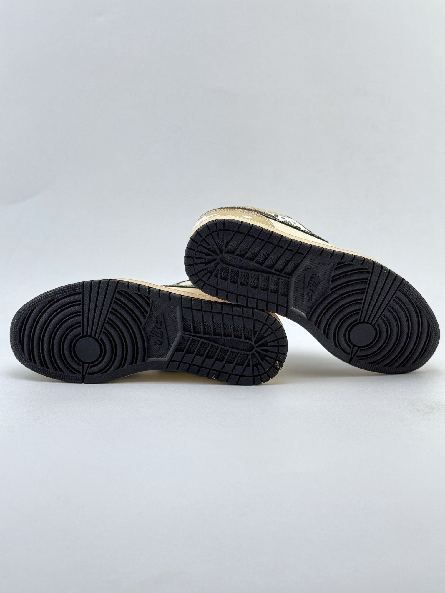 Air Jordan 1 Retro Low 嘟嘴熊猫 星之禾  DC0774-101