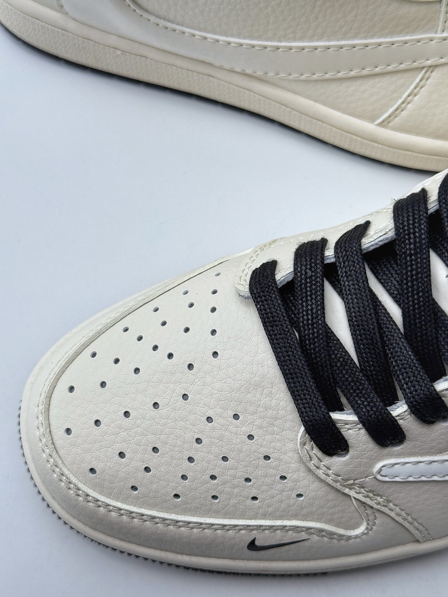 Travis Scott x Nike Air Jordan 1 Low x DIOR Air Jordan 1 Low 反转白黑小钩倒钩  LJ5188-025