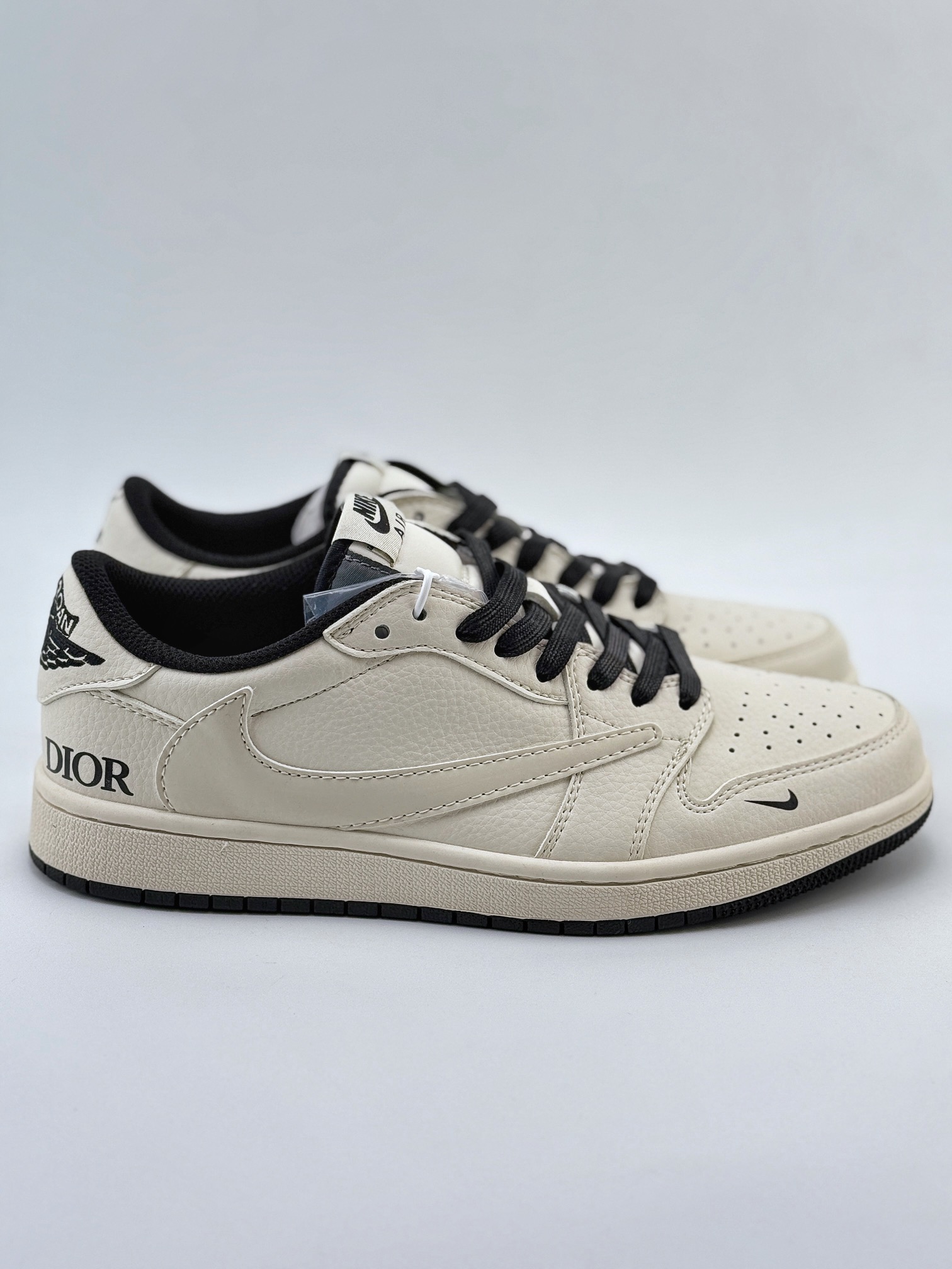 Travis Scott x Nike Air Jordan 1 Low x DIOR Air Jordan 1 Low 反转白黑小钩倒钩  LJ5188-025