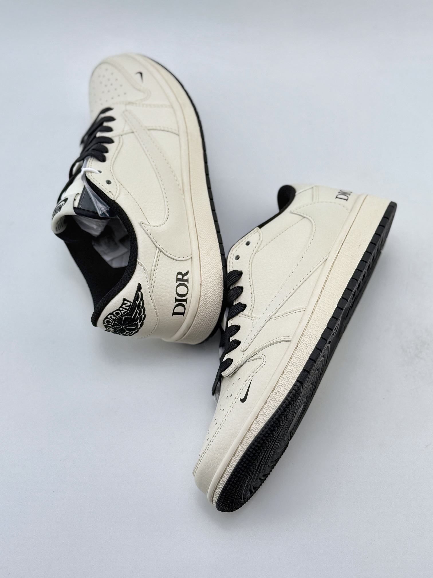 Travis Scott x Nike Air Jordan 1 Low x DIOR Air Jordan 1 Low 反转白黑小钩倒钩  LJ5188-025
