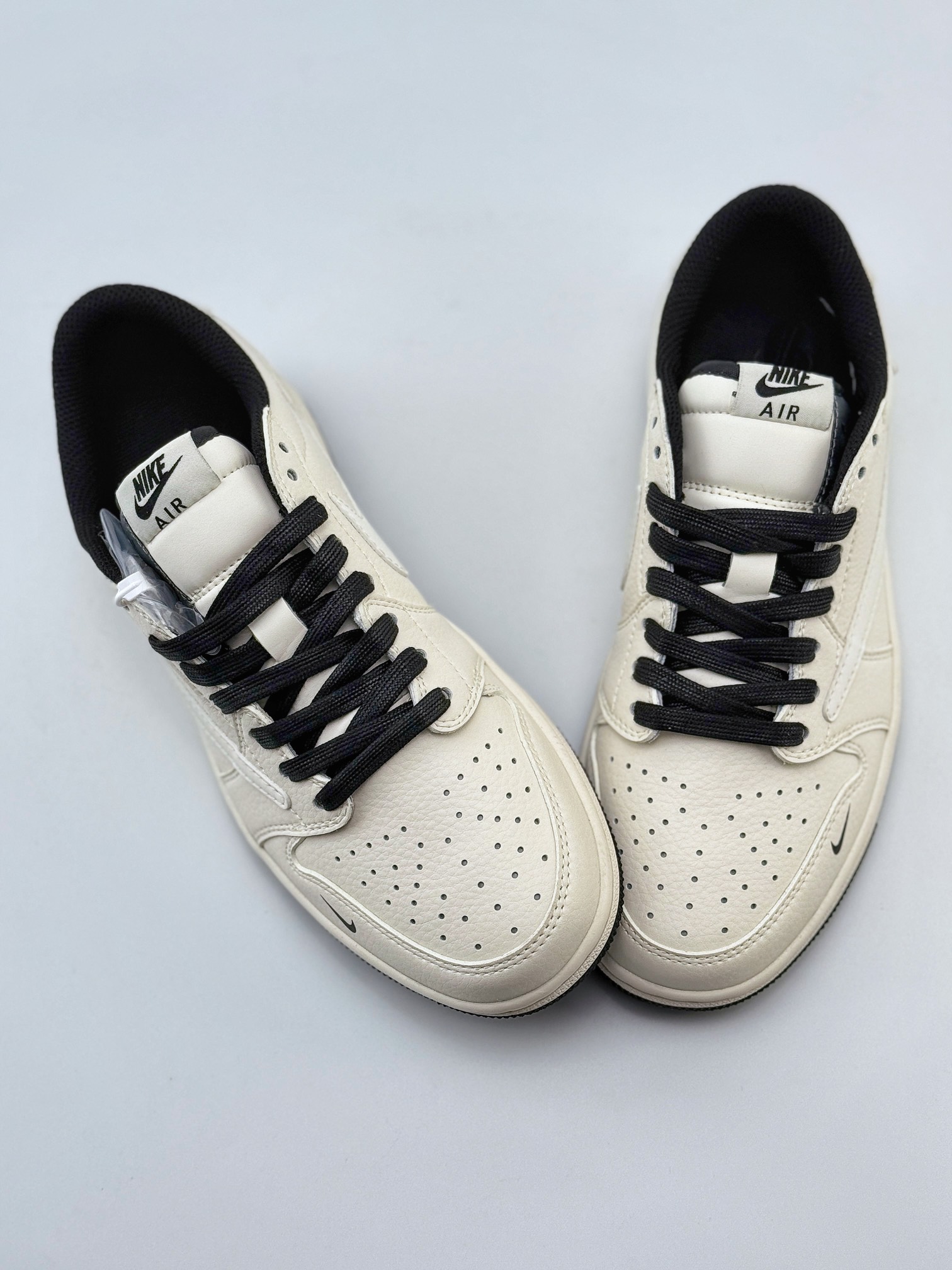 Travis Scott x Nike Air Jordan 1 Low x DIOR Air Jordan 1 Low 反转白黑小钩倒钩  LJ5188-025