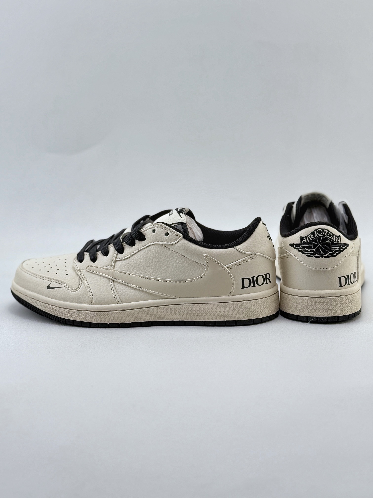 Travis Scott x Nike Air Jordan 1 Low x DIOR Air Jordan 1 Low 反转白黑小钩倒钩  LJ5188-025