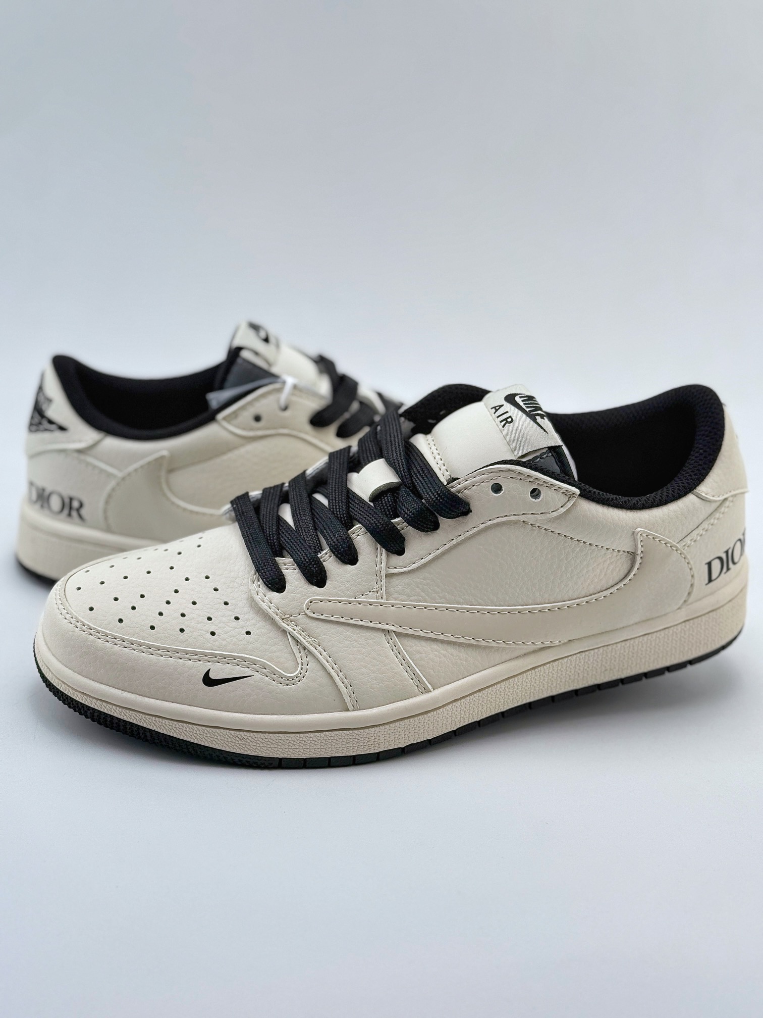 Travis Scott x Nike Air Jordan 1 Low x DIOR Air Jordan 1 Low 反转白黑小钩倒钩  LJ5188-025