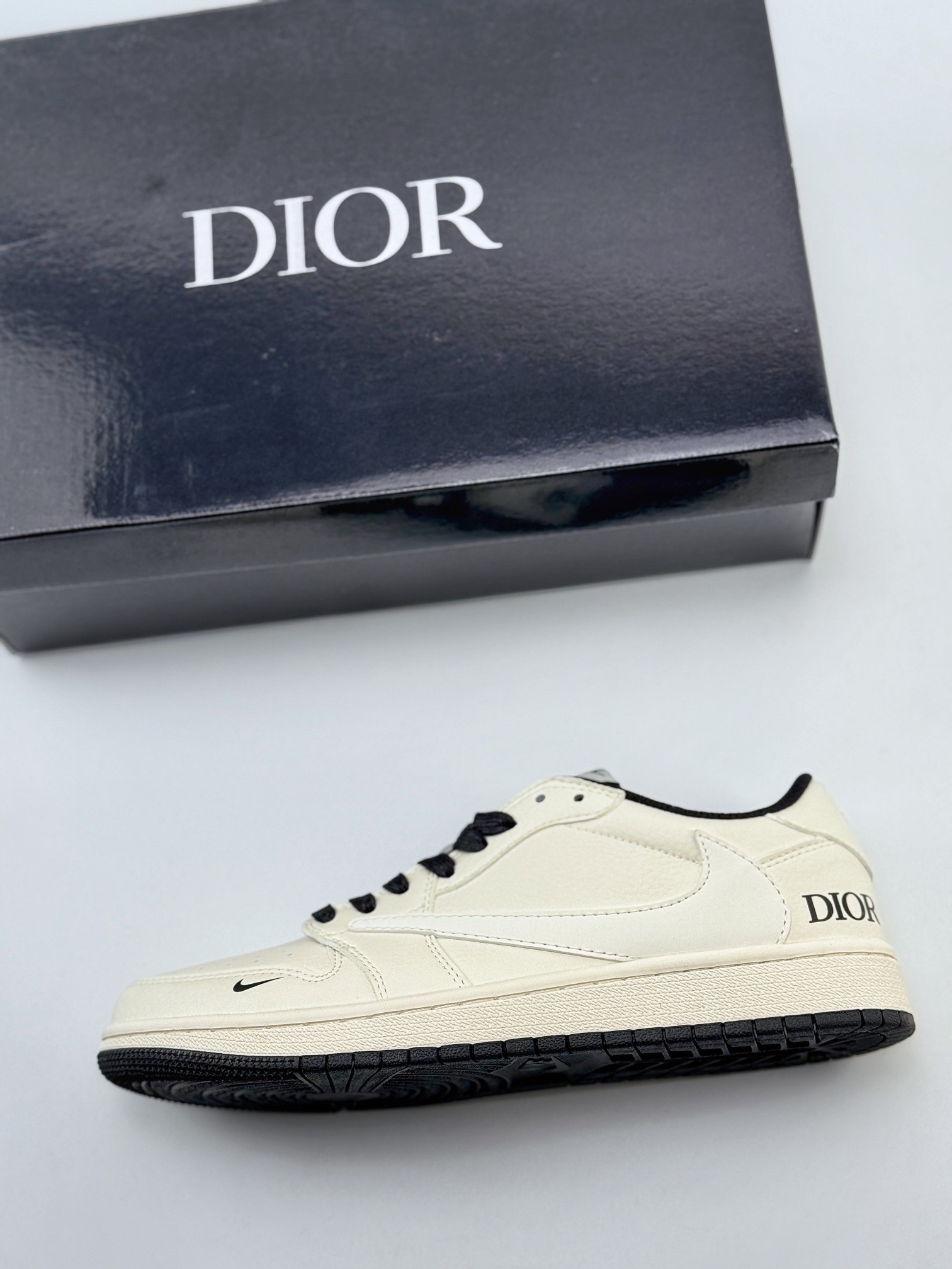 Travis Scott x Nike Air Jordan 1 Low x DIOR Air Jordan 1 Low 反转白黑小钩倒钩  LJ5188-025