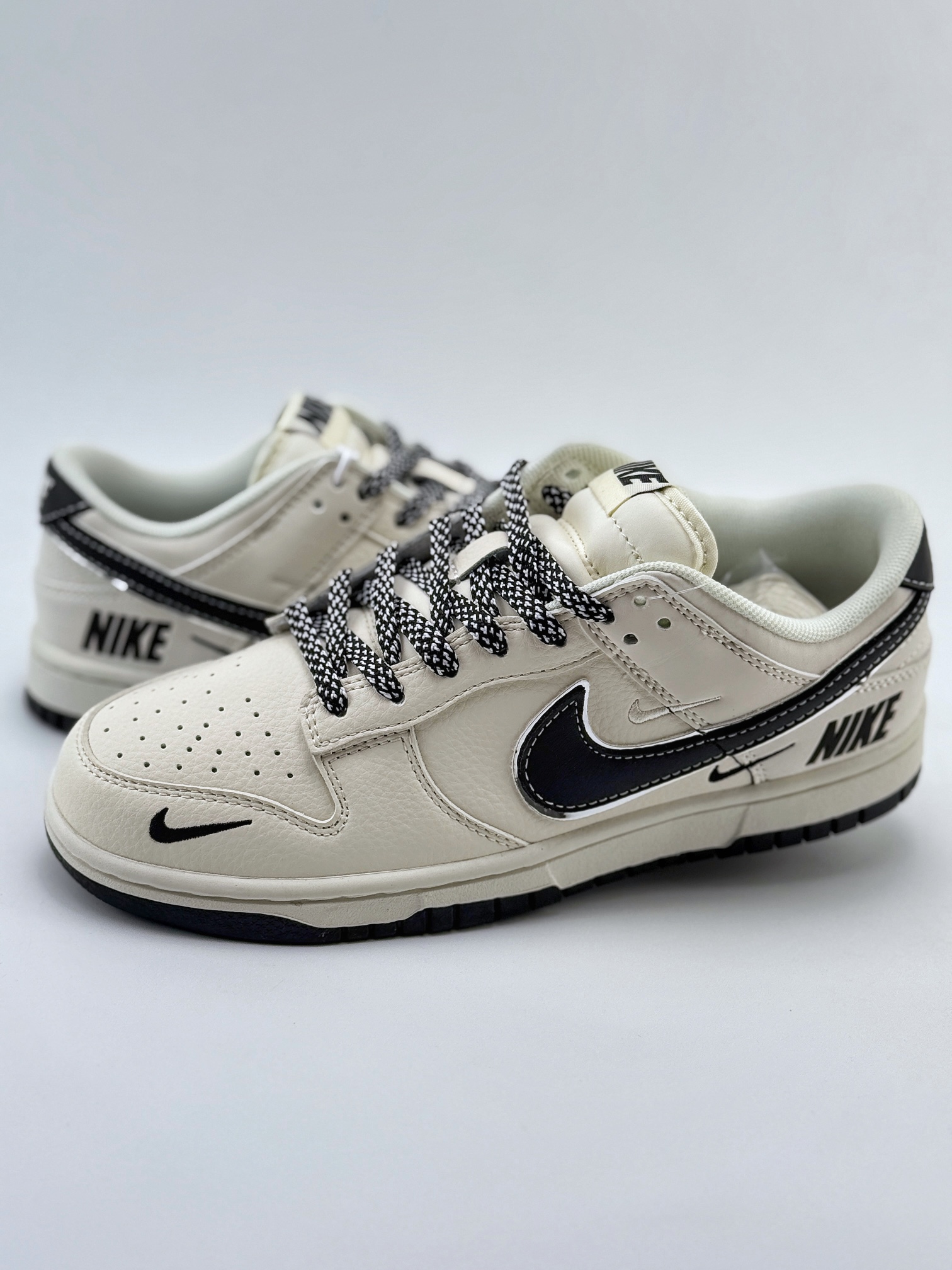 NIKE SB Dunk Low 白黑三小钩满天星  SJ1089-002