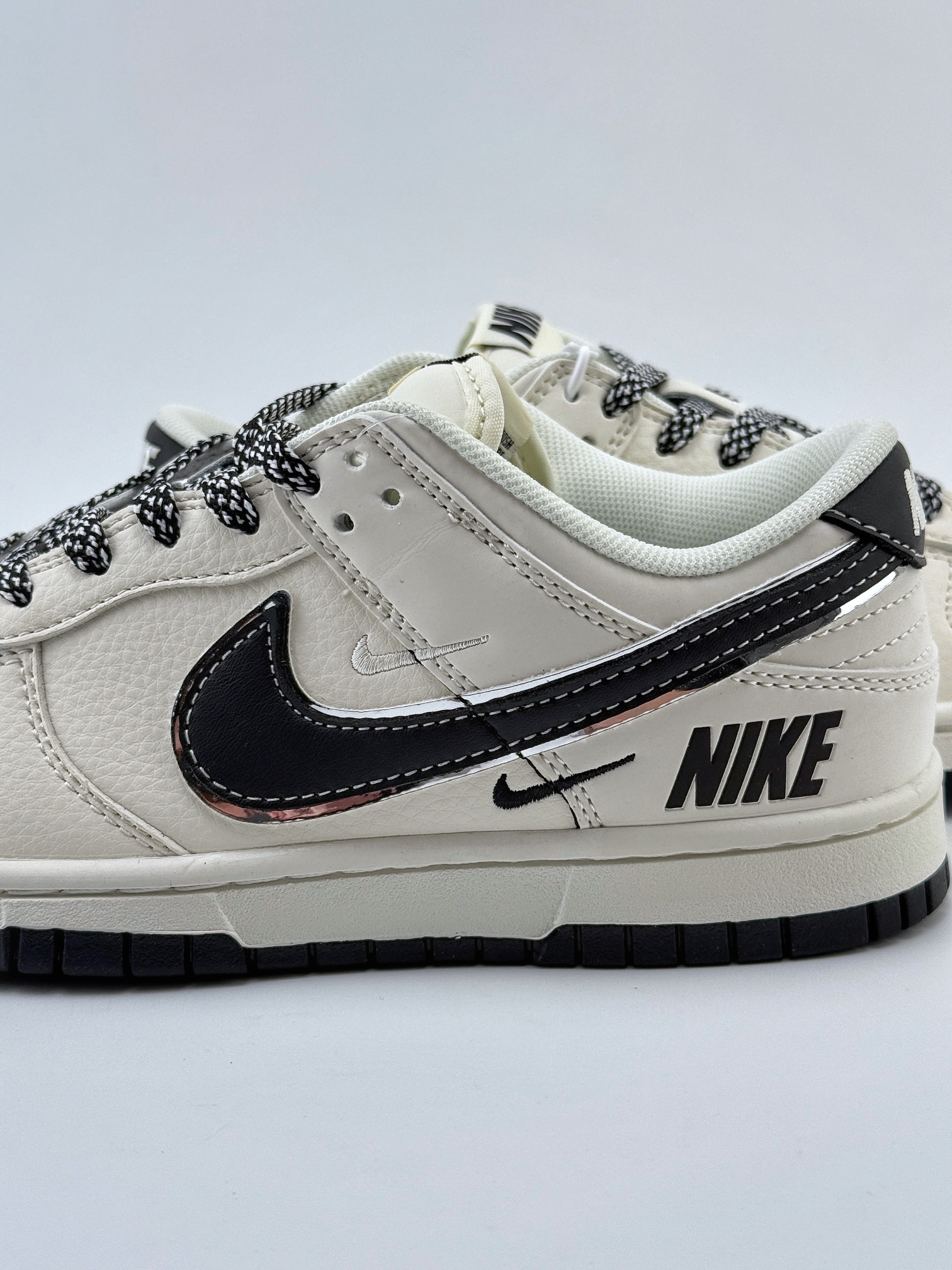 NIKE SB Dunk Low 白黑三小钩满天星  SJ1089-002