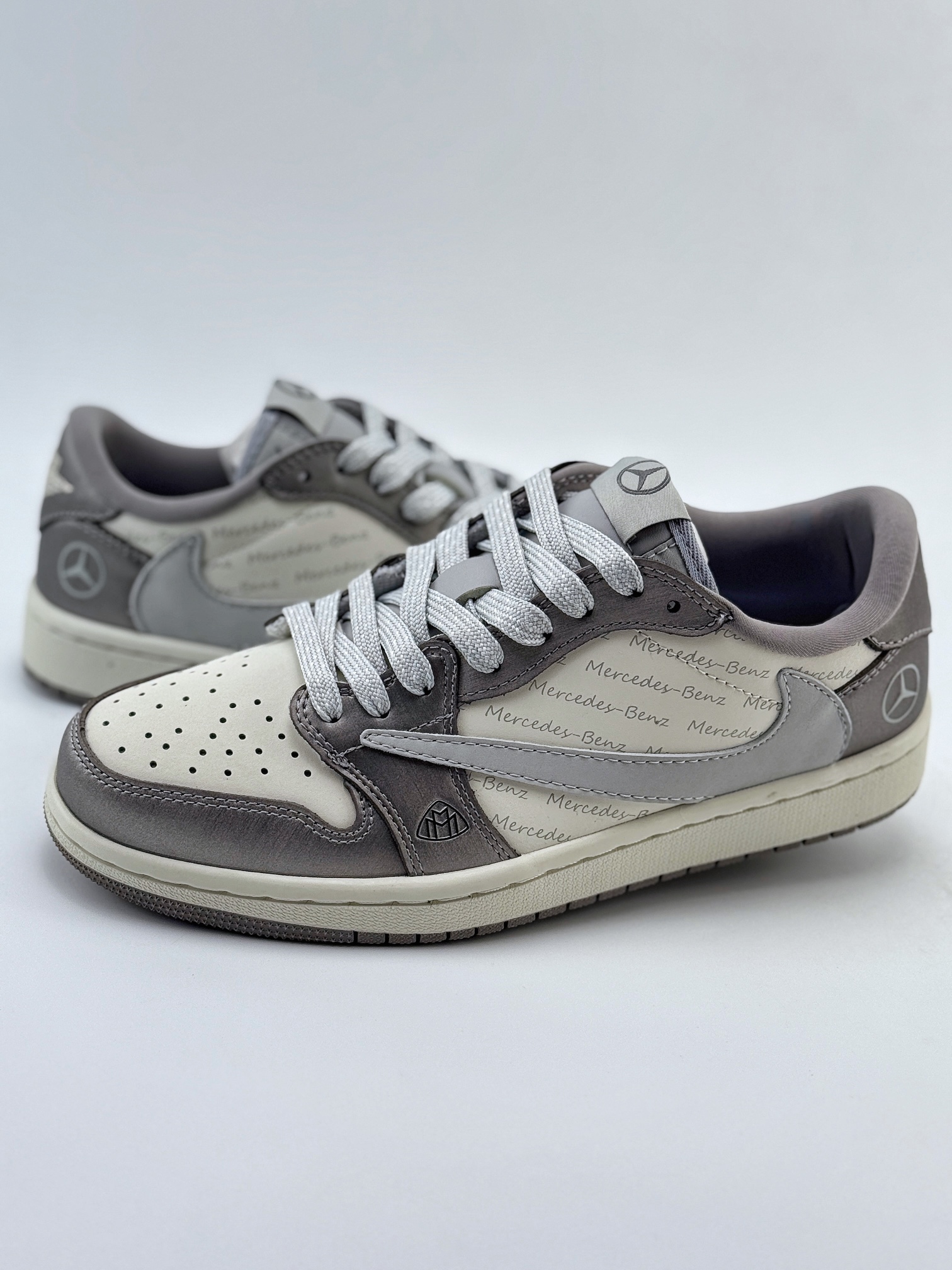 Travis Scott x Nike Air Jordan 1 Low x Mercedes-Benz 迈巴赫小标 Air Jordan 1 Low 反转米流银倒钩 AG3702-802