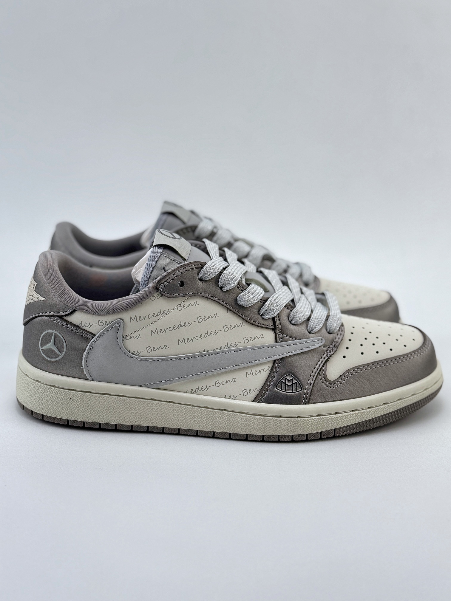 Travis Scott x Nike Air Jordan 1 Low x Mercedes-Benz 迈巴赫小标 Air Jordan 1 Low 反转米流银倒钩 AG3702-802