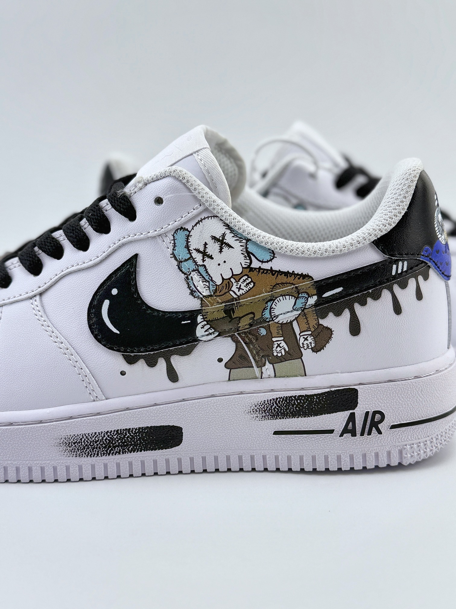 Nike Air Force 1 Low 07 x KAWS 白黑涂鸦 CW2288-111