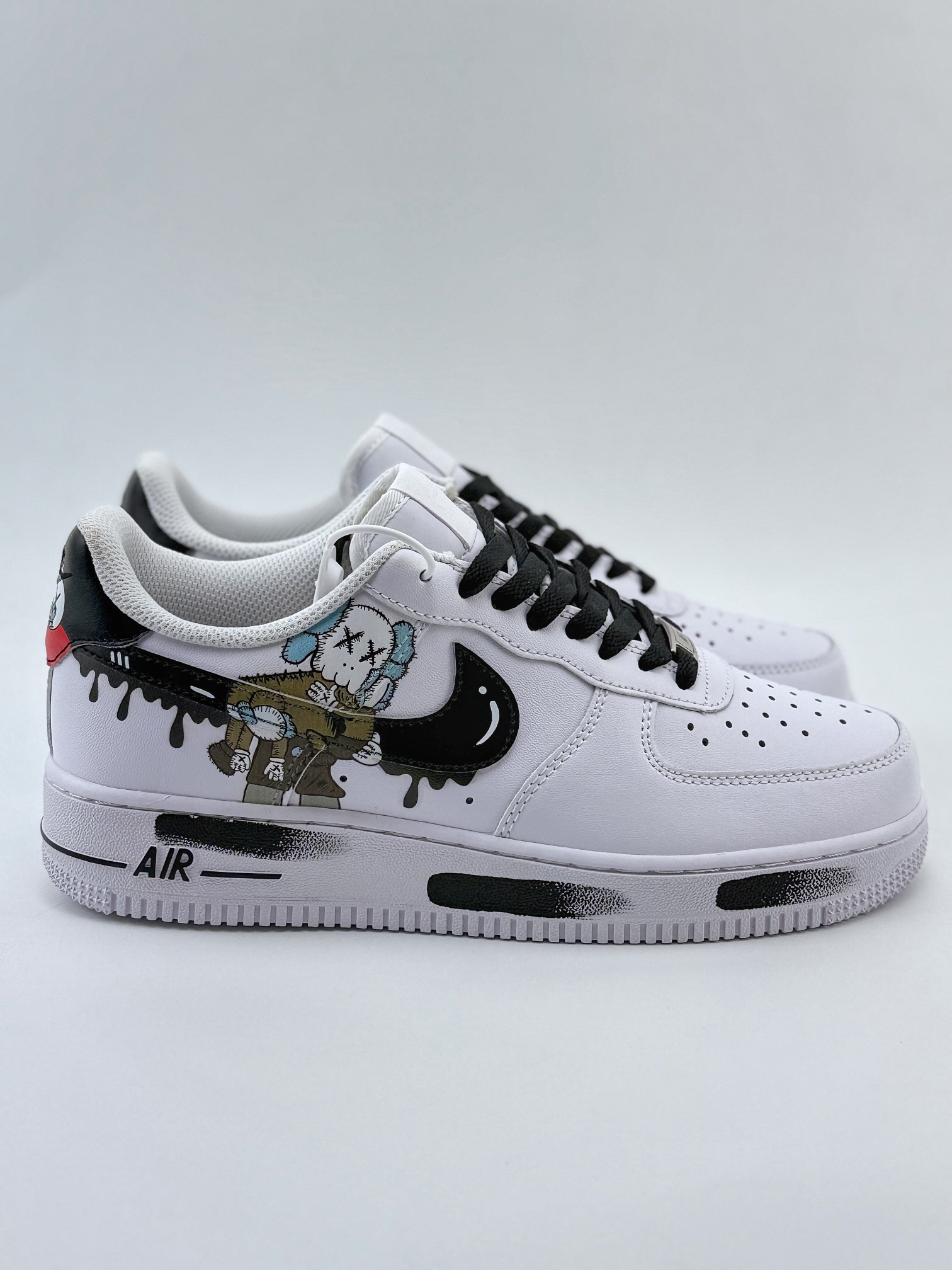 Nike Air Force 1 Low 07 x KAWS 白黑涂鸦 CW2288-111