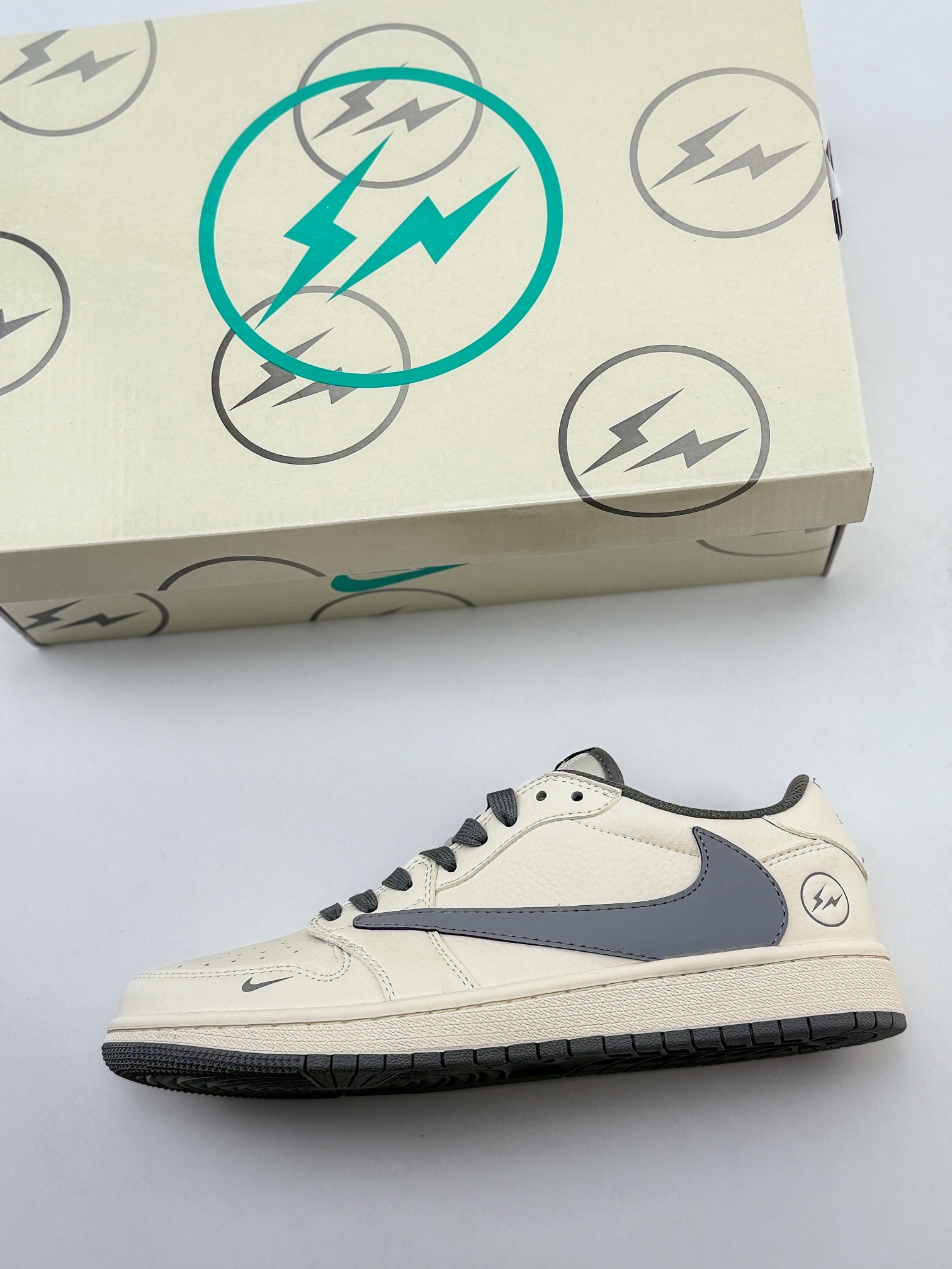 Travis Scott x Nike Air Jordan 1 Low x Fragment Design Air Jordan 1 Low 反转白灰小钩倒钩 LJ5188-024