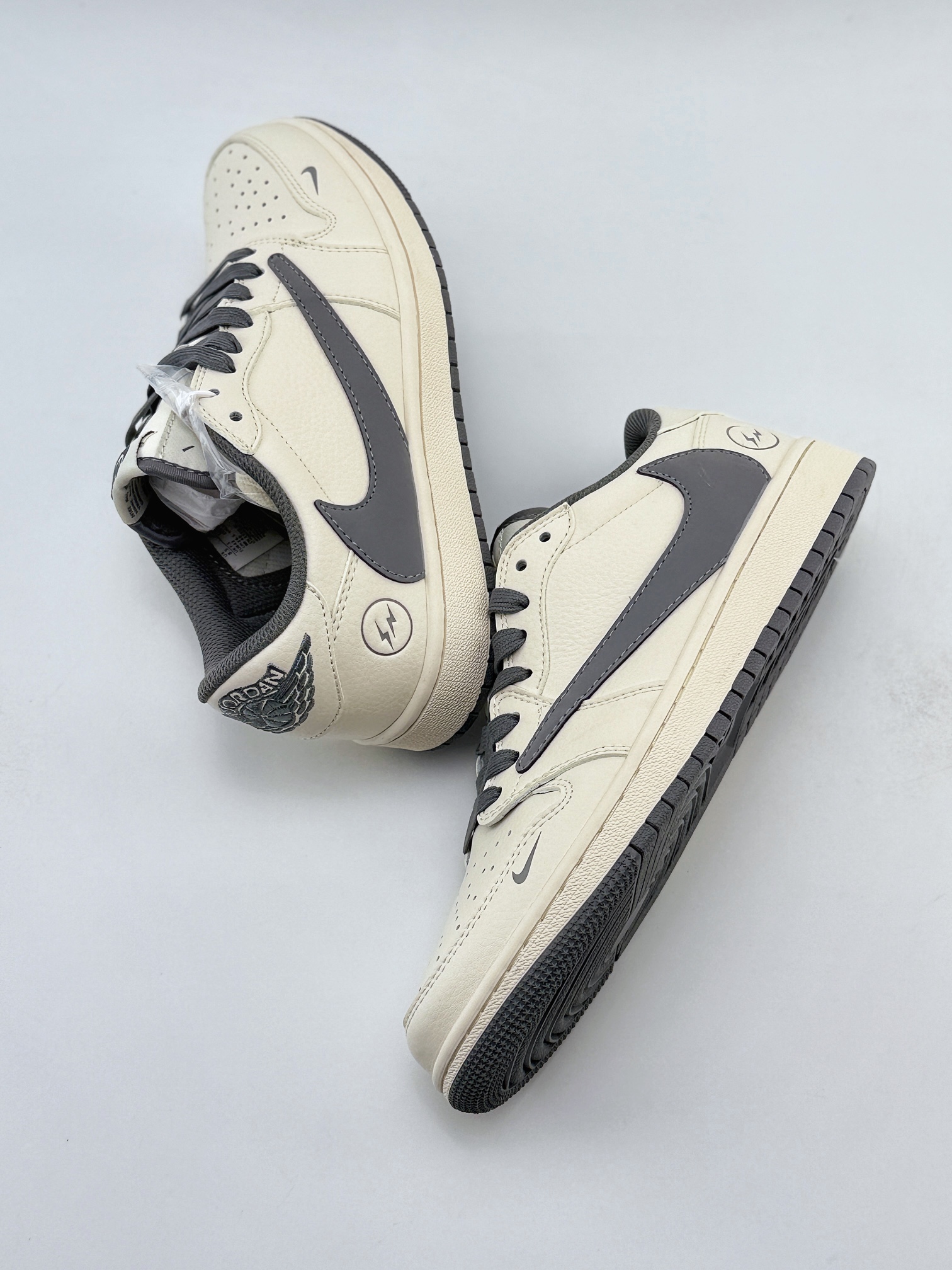 Travis Scott x Nike Air Jordan 1 Low x Fragment Design Air Jordan 1 Low 反转白灰小钩倒钩 LJ5188-024