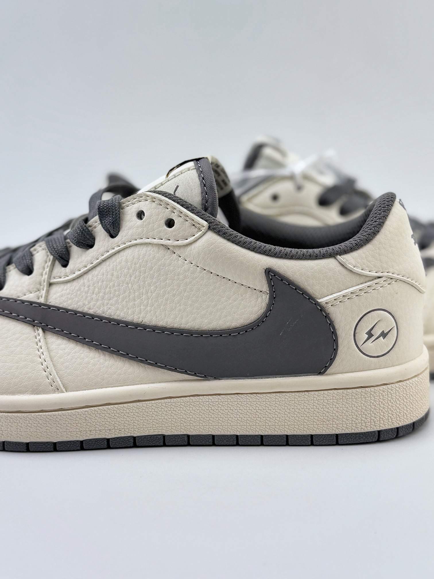 Travis Scott x Nike Air Jordan 1 Low x Fragment Design Air Jordan 1 Low 反转白灰小钩倒钩 LJ5188-024