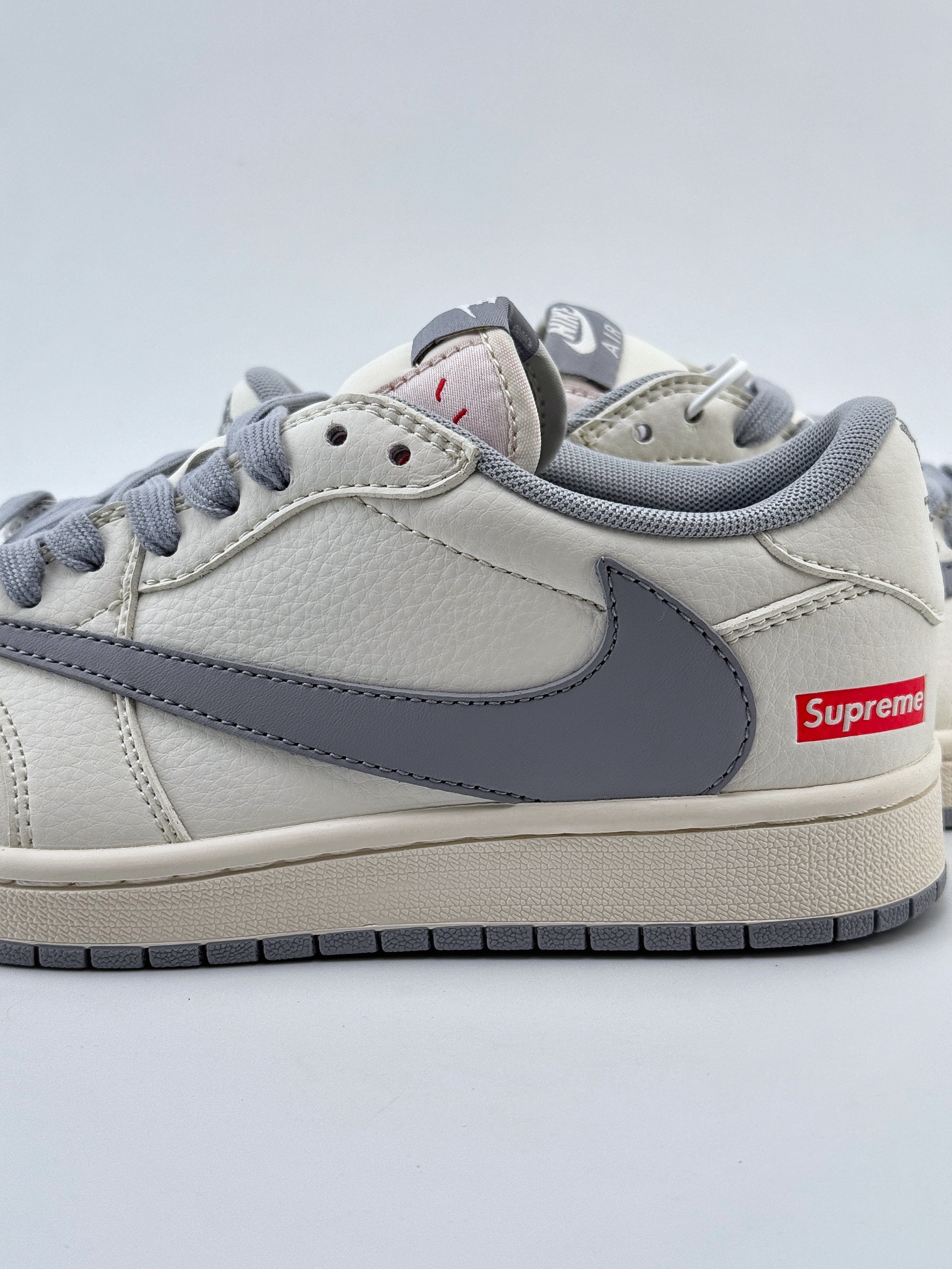 Travis Scott x Nike Air Jordan 1 Low x Supreme Air Jordan 1 Low 反转米白灰小钩倒钩 XZ1168-003