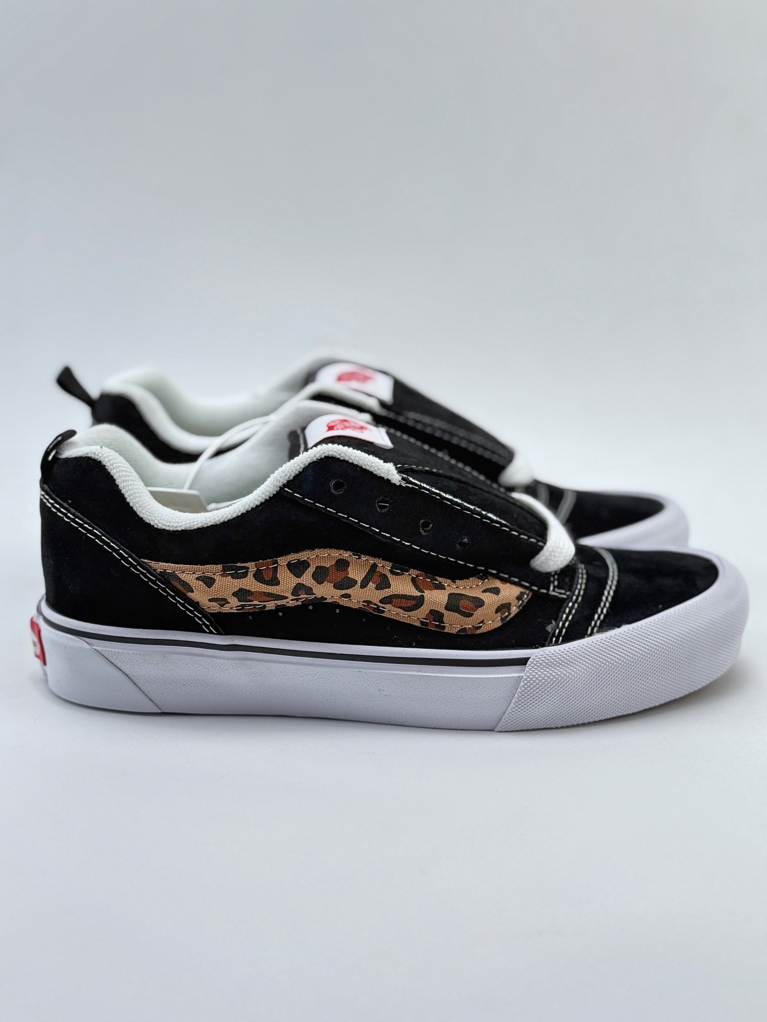 Vans Knu Skool 黑黄豹纹 鞋身采用顶级纯黑麂皮 VN000D2GBA2