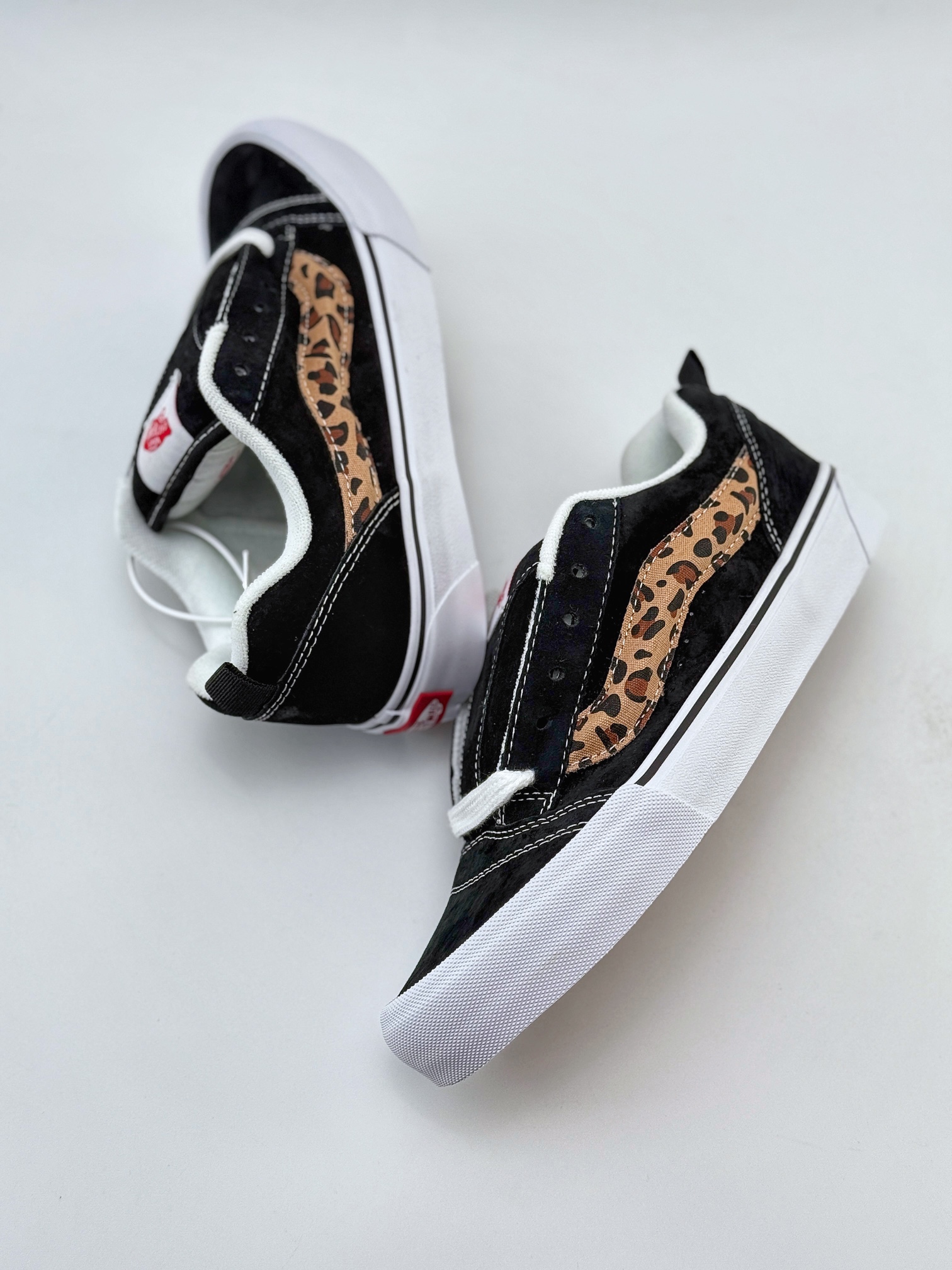 Vans Knu Skool 黑黄豹纹 鞋身采用顶级纯黑麂皮 VN000D2GBA2