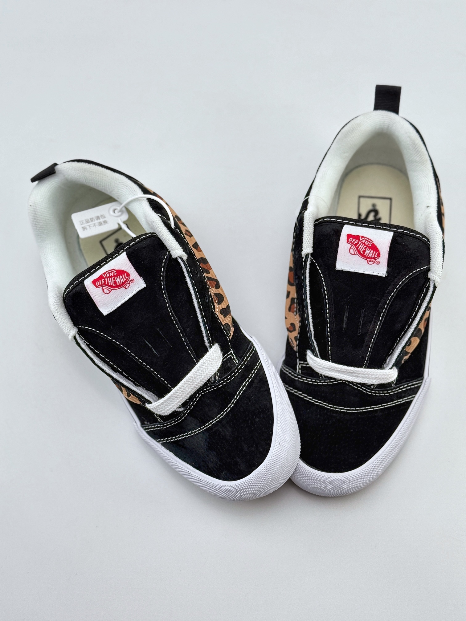 Vans Knu Skool 黑黄豹纹 鞋身采用顶级纯黑麂皮 VN000D2GBA2