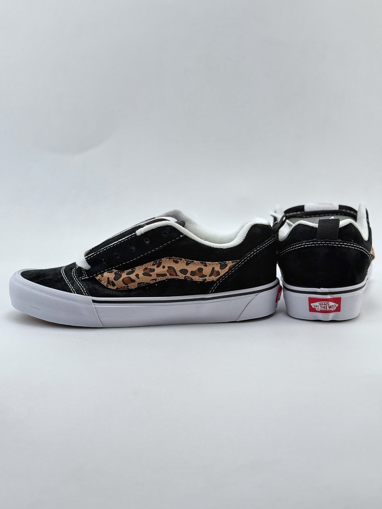 Vans Knu Skool 黑黄豹纹 鞋身采用顶级纯黑麂皮 VN000D2GBA2