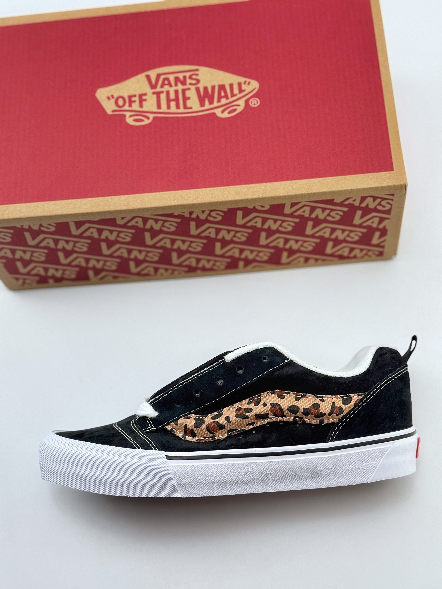 Vans Knu Skool 黑黄豹纹 鞋身采用顶级纯黑麂皮 VN000D2GBA2