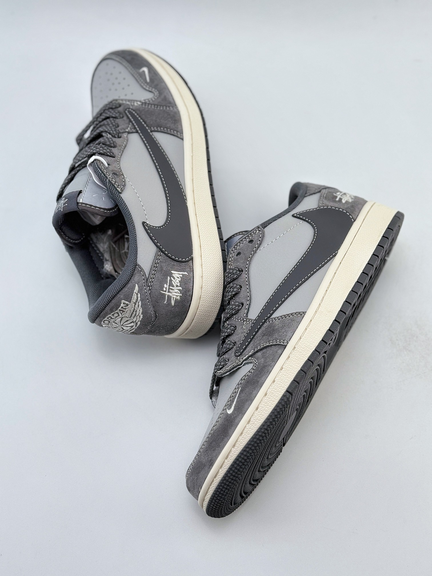 Travis Scott x Nike Air Jordan 1 Low x Stussy Air Jordan 1 Low 反转灰白小钩满天星倒钩 SJ2068-120