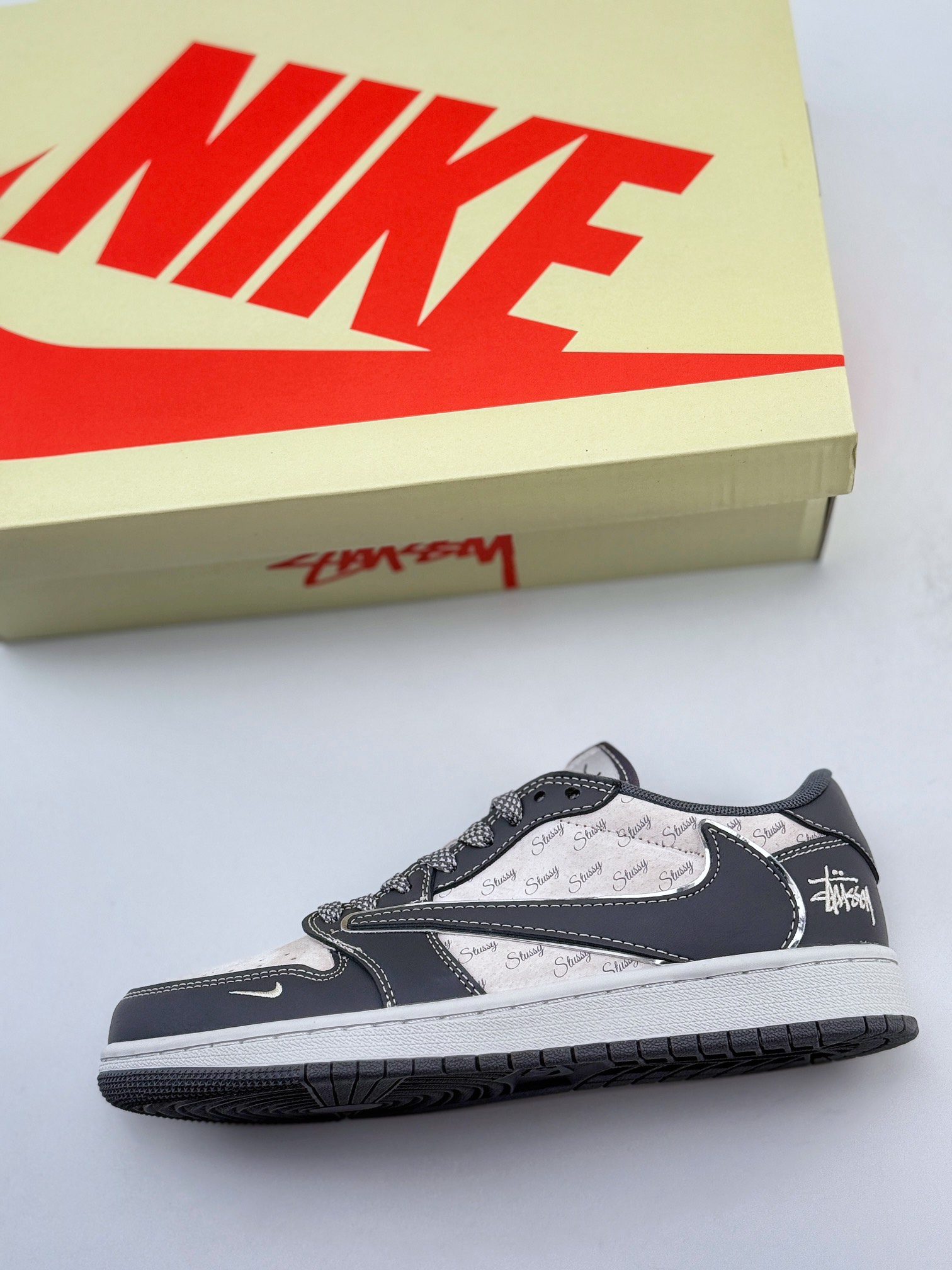 Travis Scott x Nike Air Jordan 1 Low x Stussy Air Jordan 1 Low 反转米灰小钩满天星倒钩 XZ3398-003