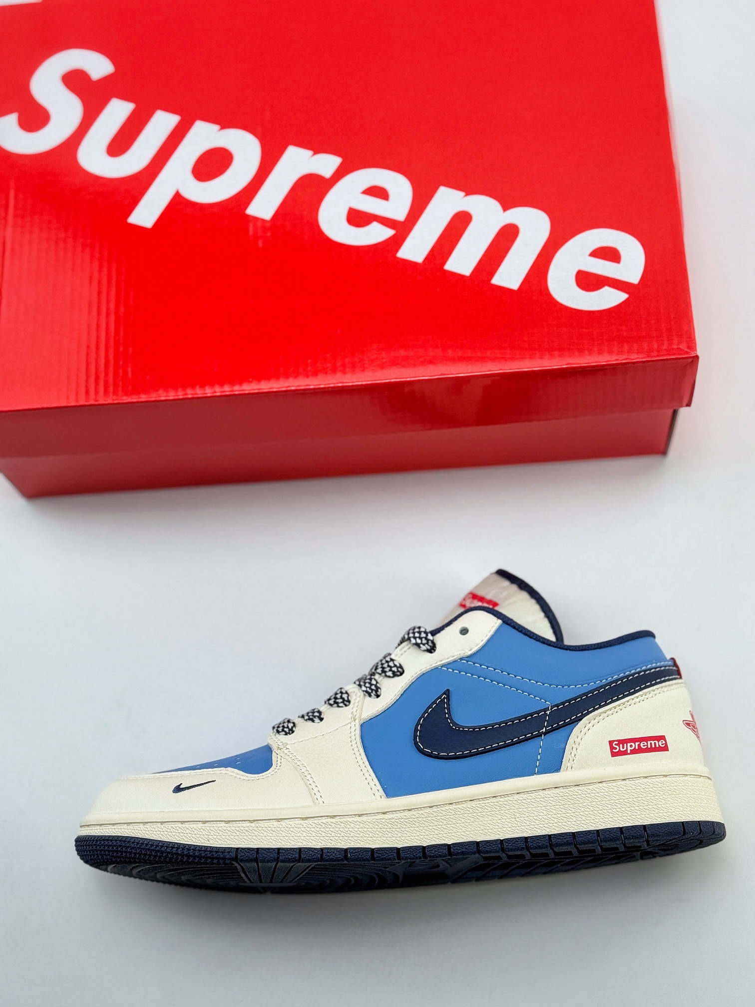 Air Jordan 1 Retro Low x Supreme 白蓝小钩满天星 XX2410-010