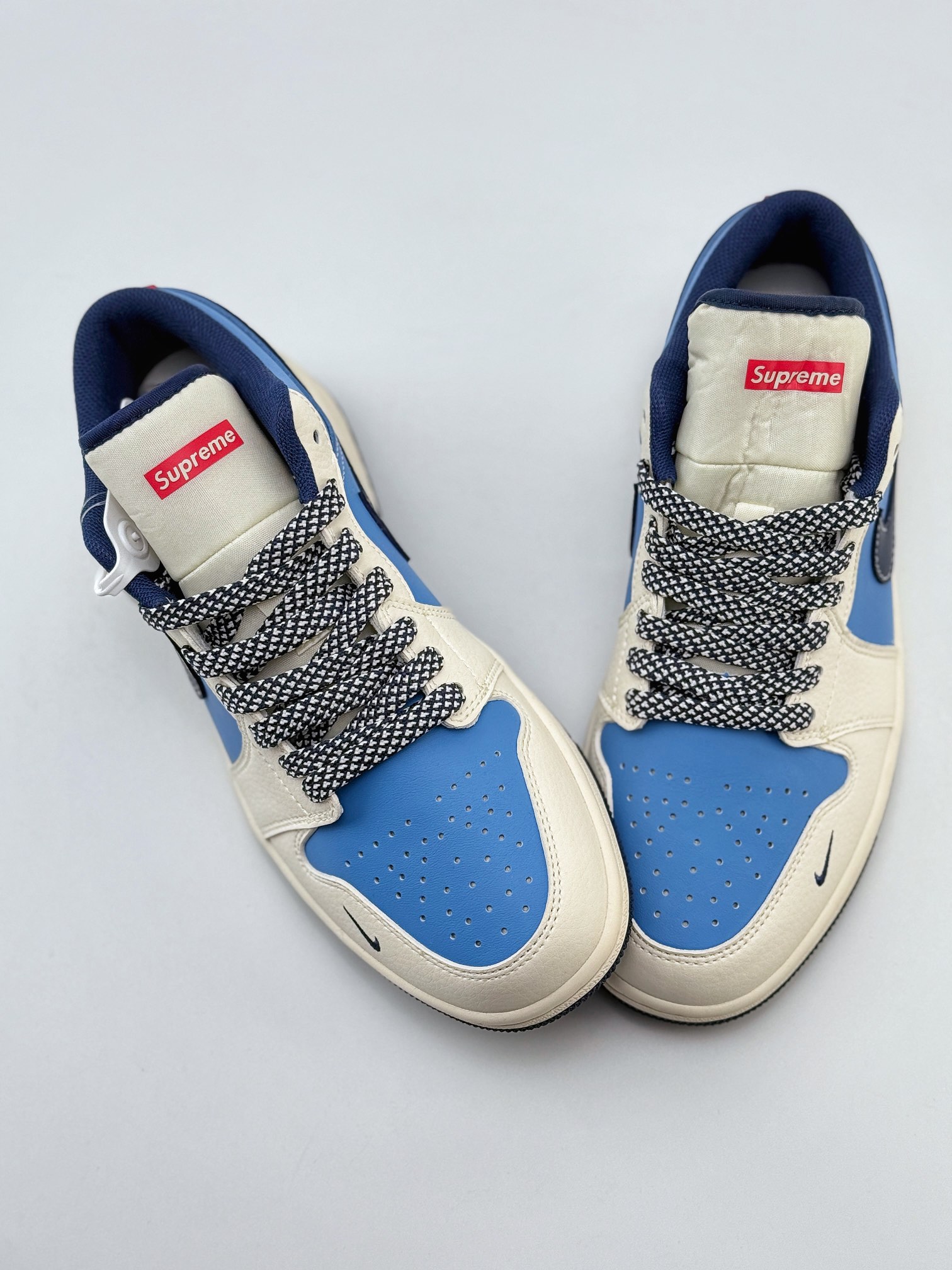 Air Jordan 1 Retro Low x Supreme 白蓝小钩满天星 XX2410-010