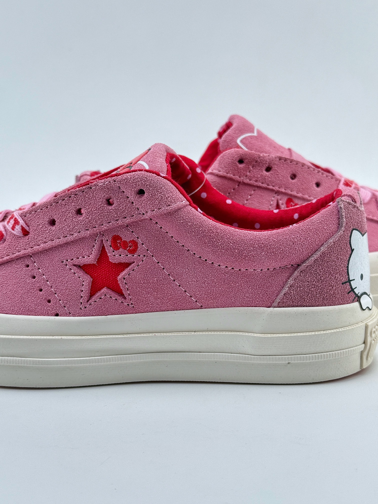 Converse x Hello Kitty 联名限量款 One Star经典鞋型