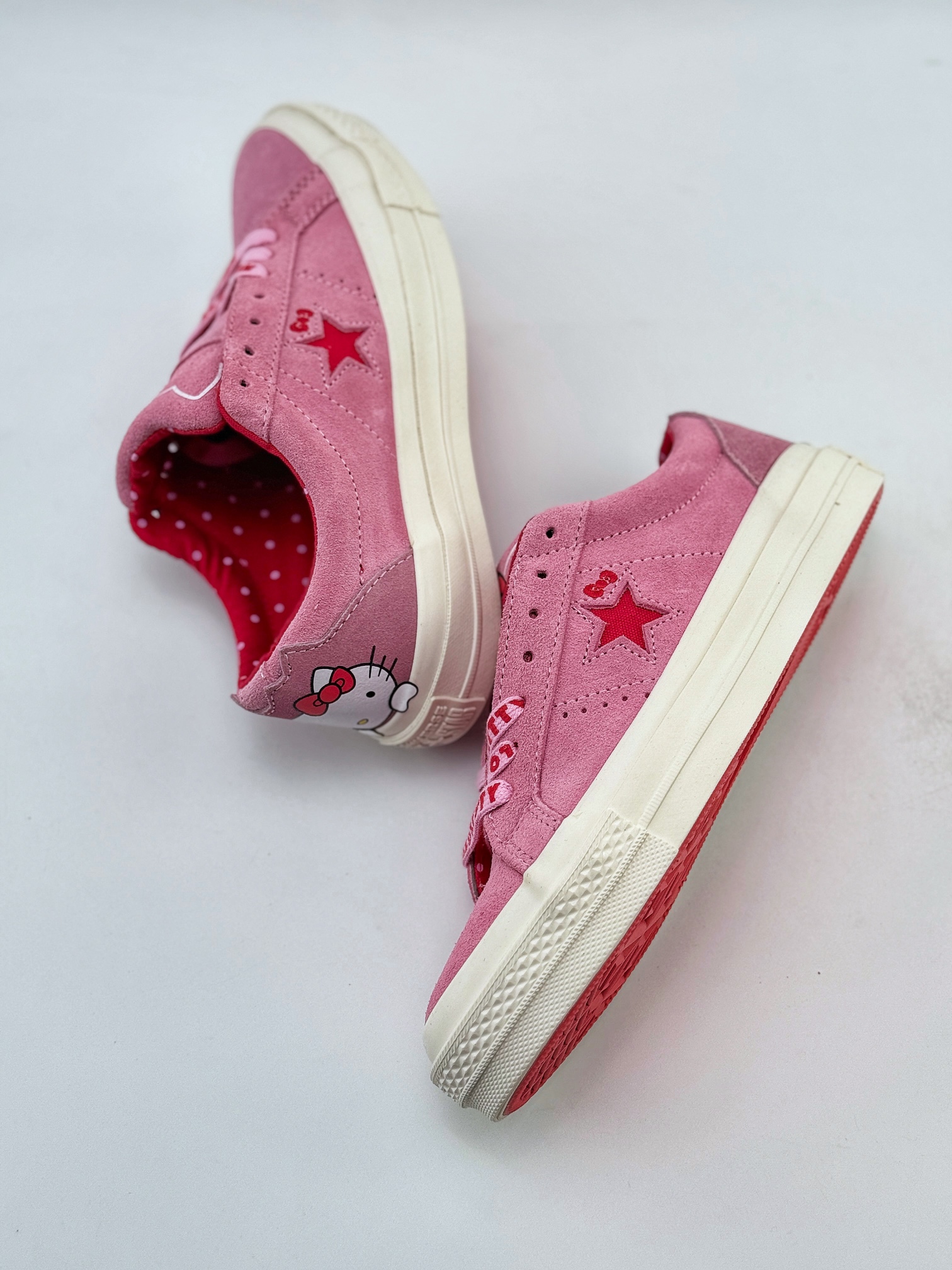 Converse x Hello Kitty 联名限量款 One Star经典鞋型