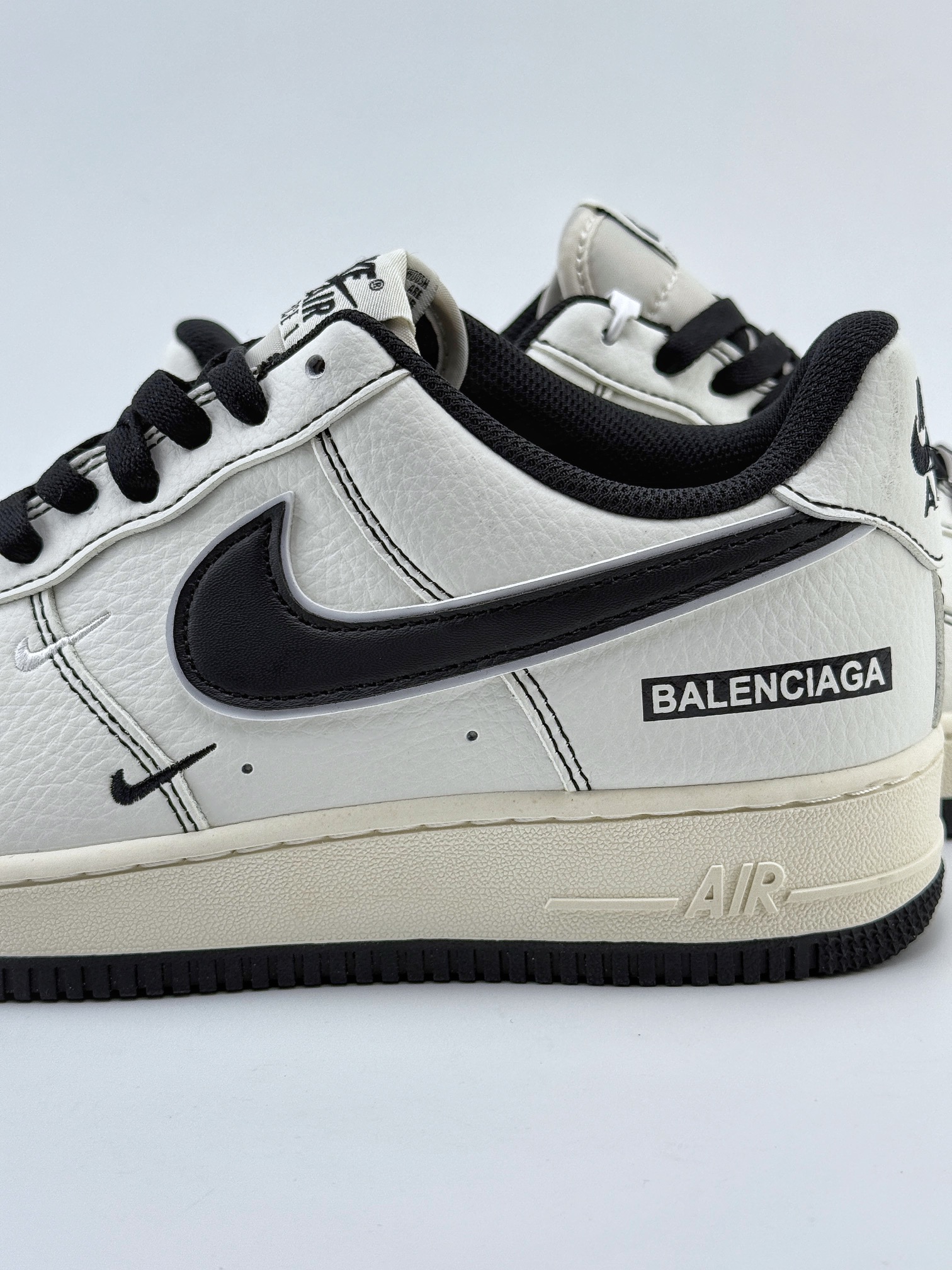 Nike Air Force 1 Low 07 x BALENCIAGA 白黑双小钩 CW2288-111