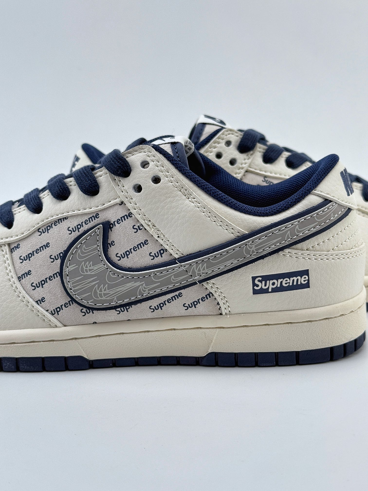 Nike SB Dunk Low x Supreme 米蓝印花小钩 XX2025-288