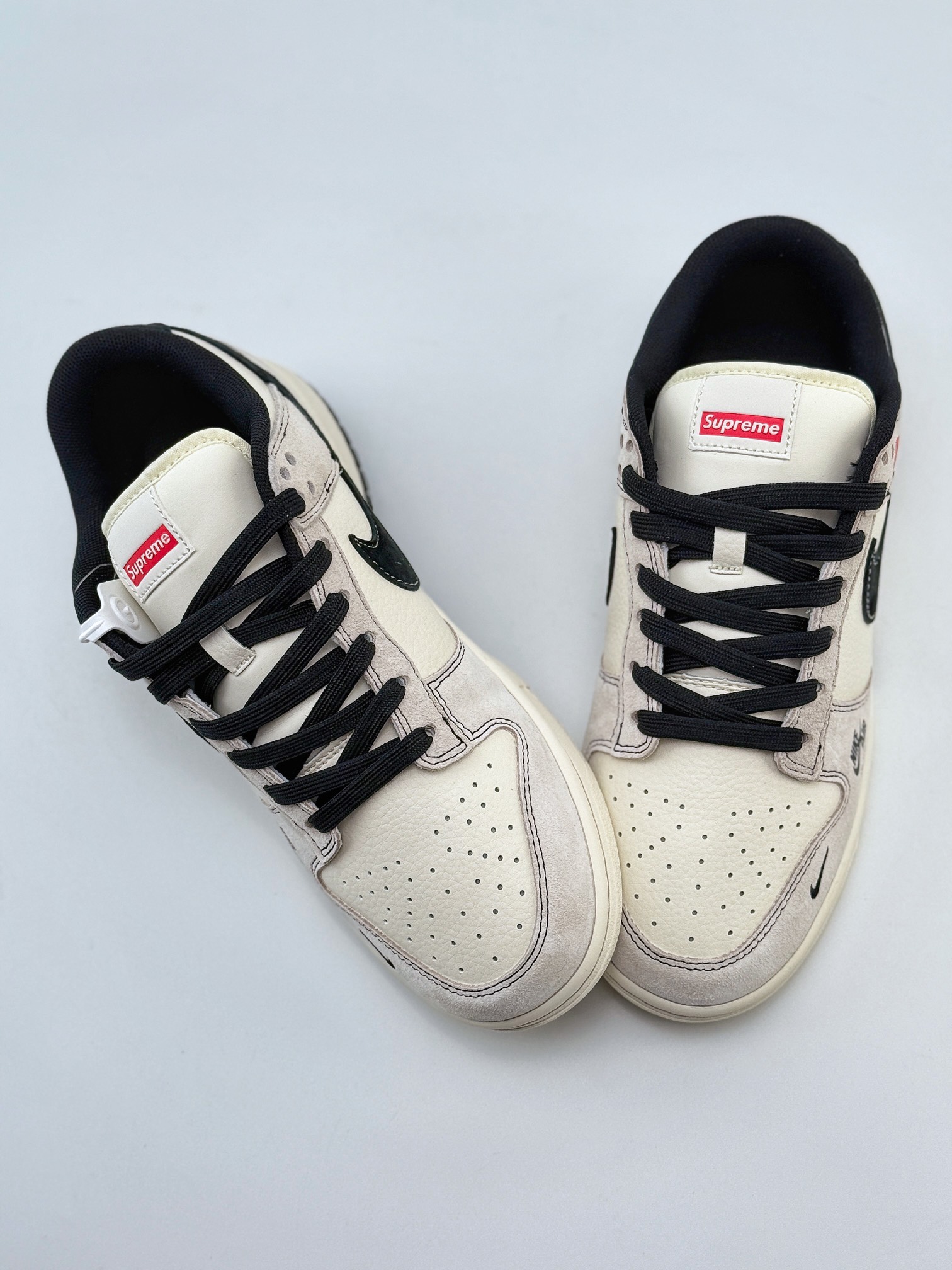 Nike SB Dunk Low x Supreme 米黑小钩 MM1089-019