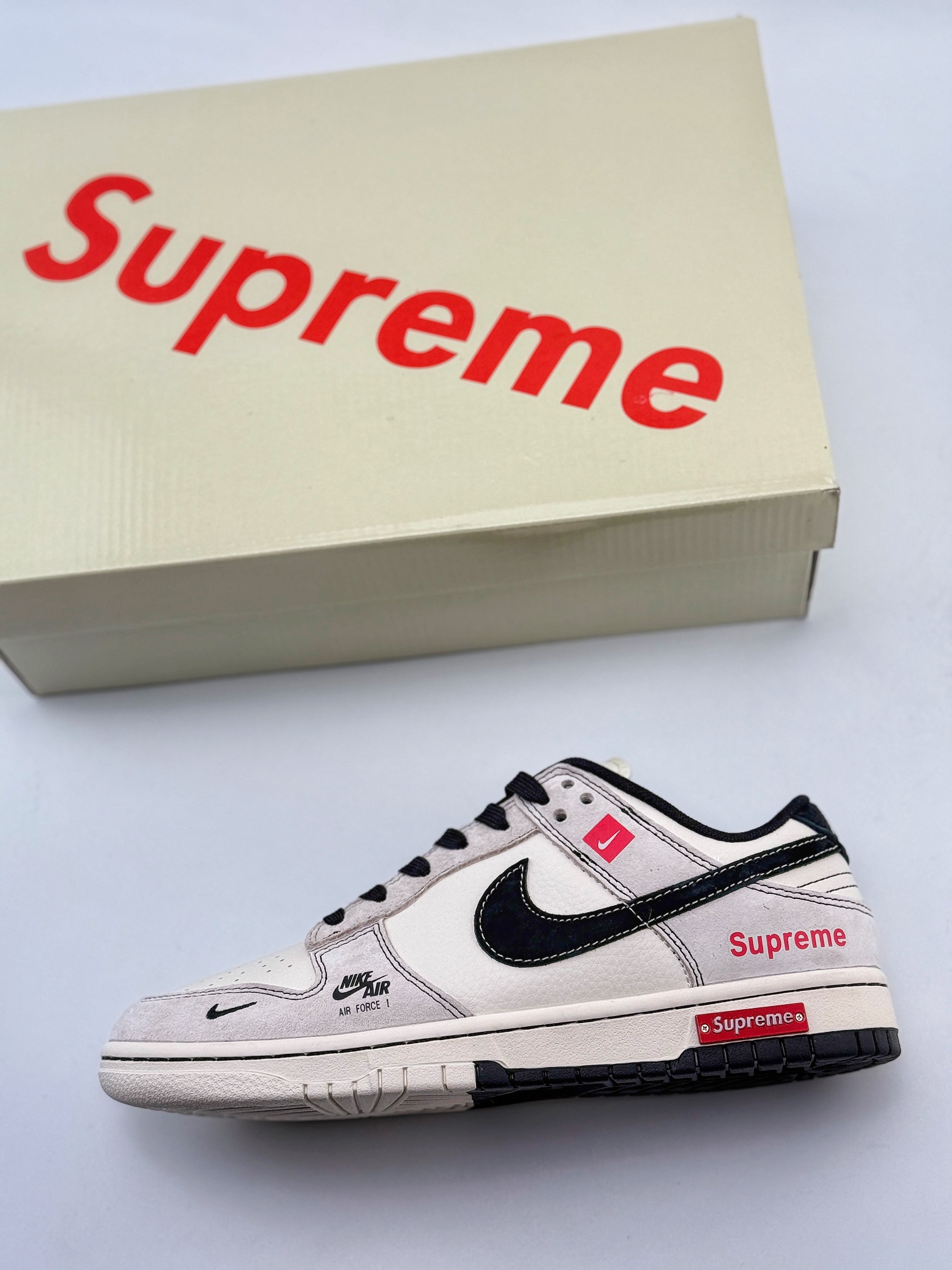 Nike SB Dunk Low x Supreme 米黑小钩 MM1089-019