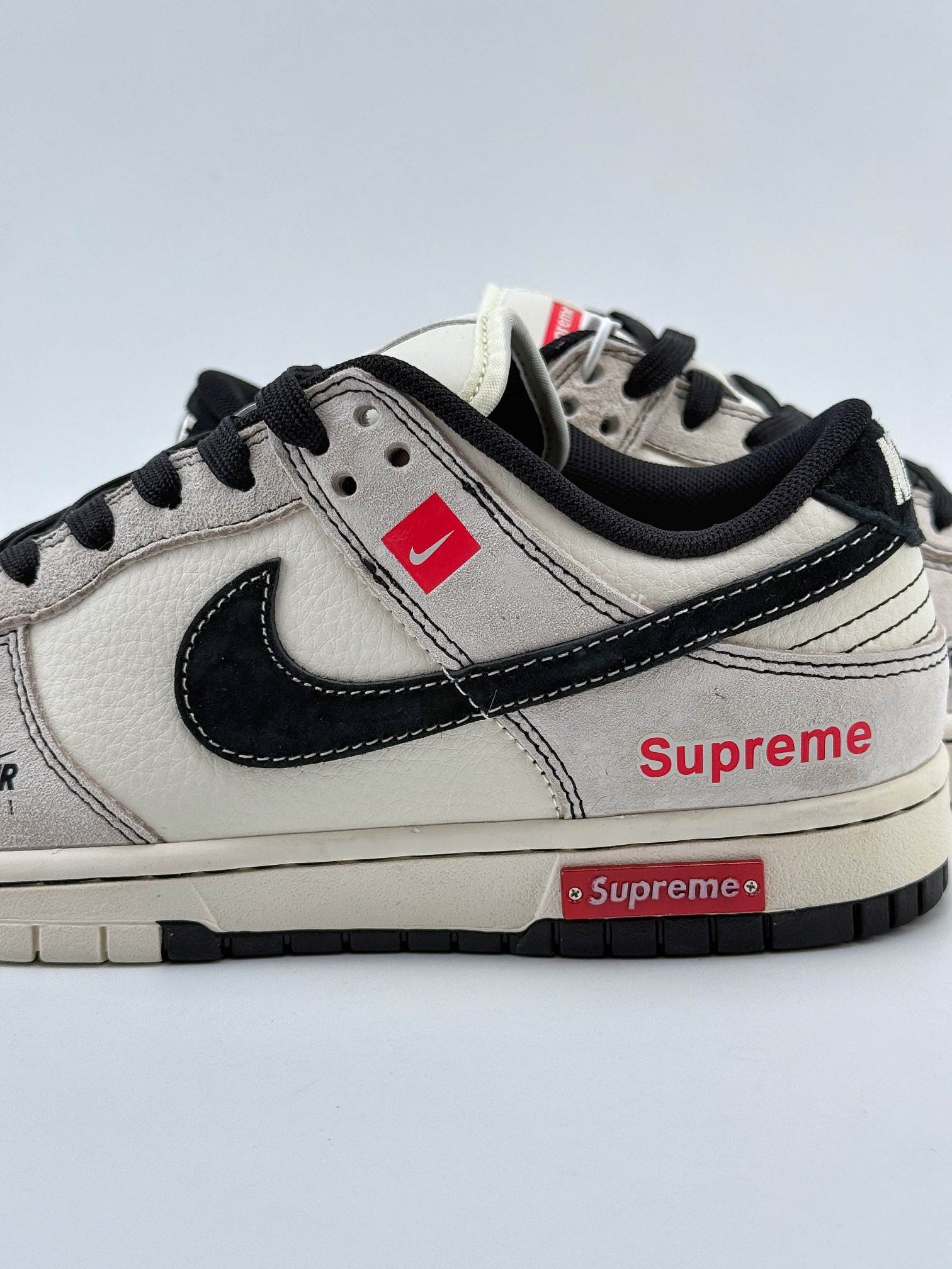 Nike SB Dunk Low x Supreme 米黑小钩 MM1089-019