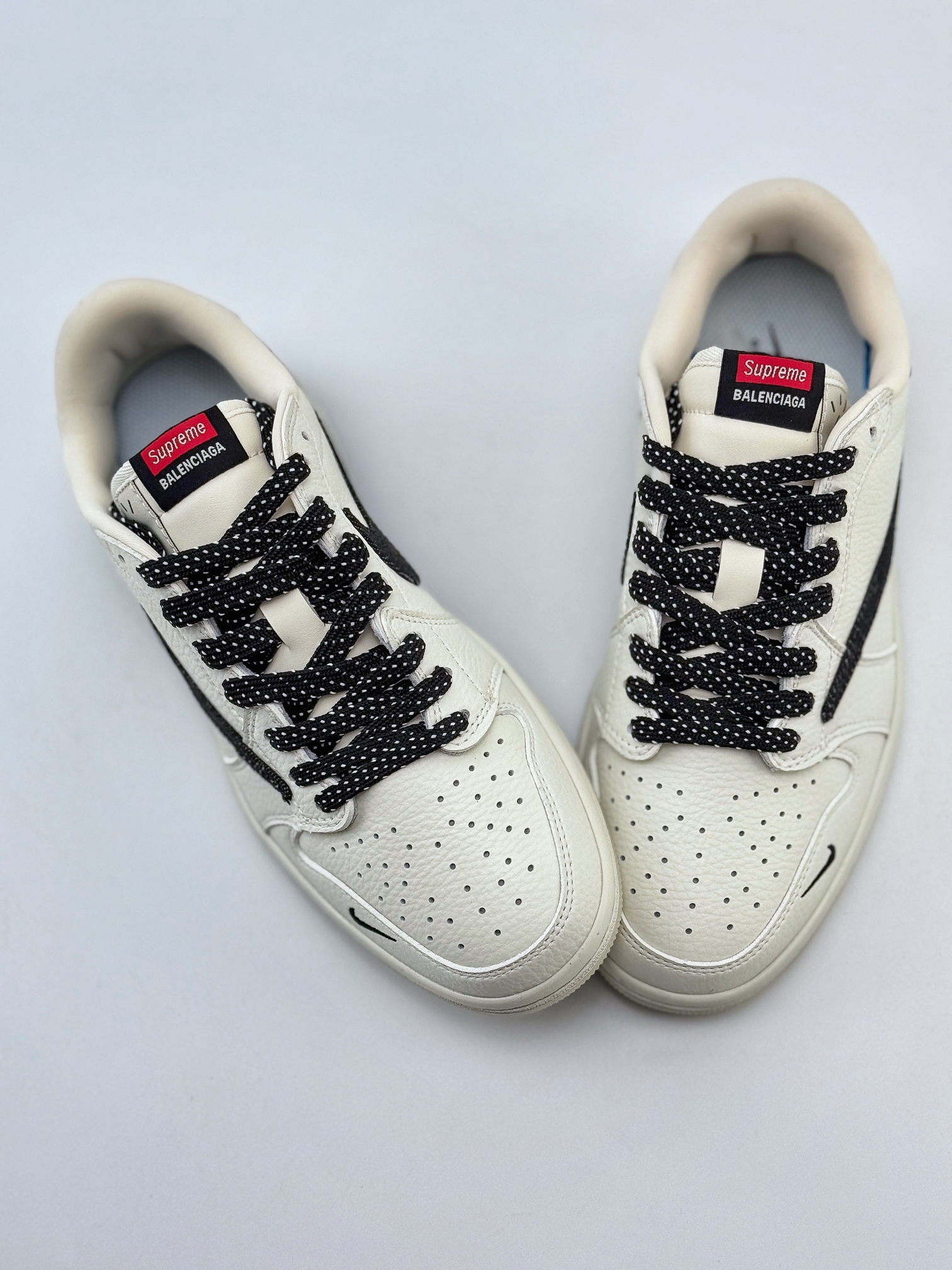 Travis Scott x Nike Air Jordan 1 Low x Supreme x Balenciaga Air Jordan 1 Low 反转白黑小钩满天星倒钩 JH6088-704