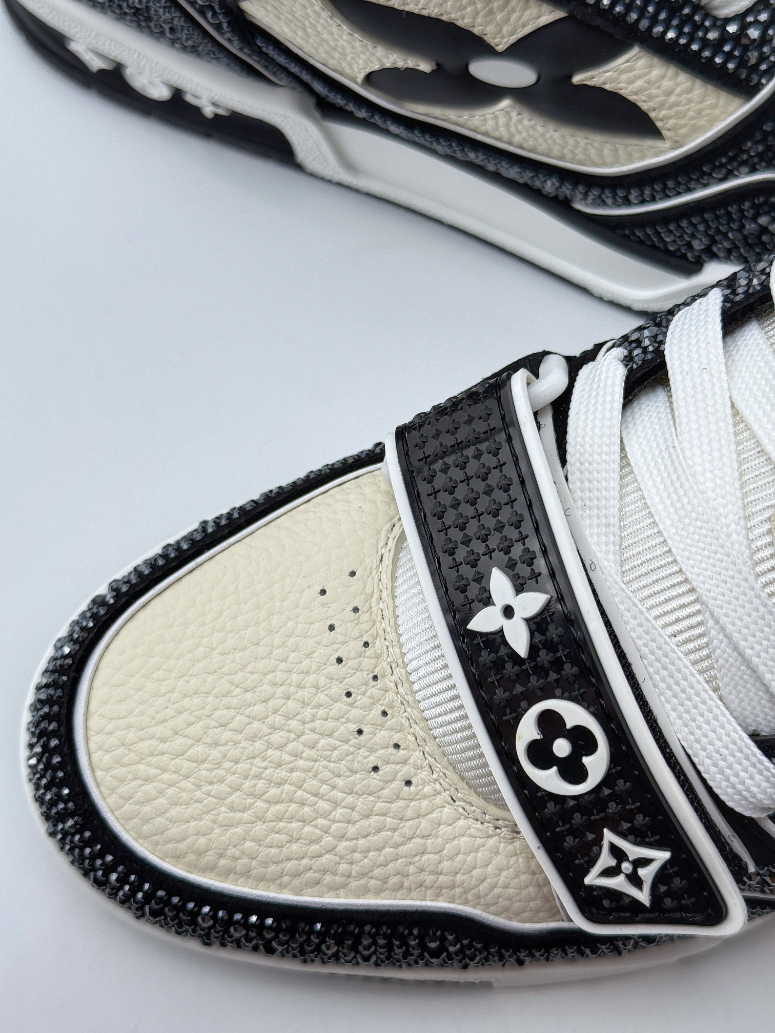 新货Louis Vuitton 路易威登 LV Trainer 低帮休闲板鞋 魔术贴带钻 纯原级别